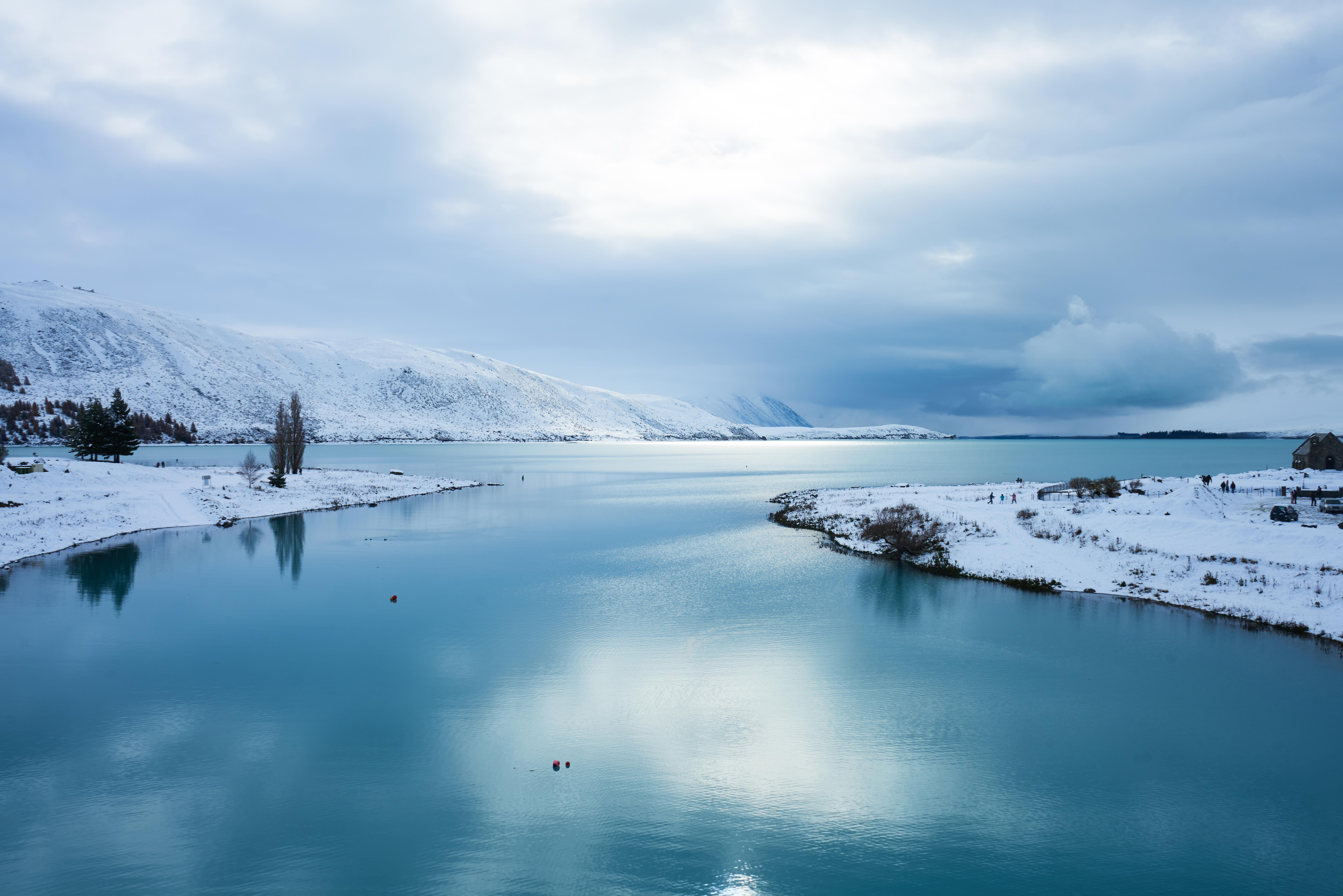this-year-s-first-snows-over-lake-tekapo-new-zealand-7952x5304-oc