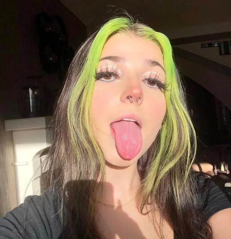 Scrolller Out Tongue out | Scrolller