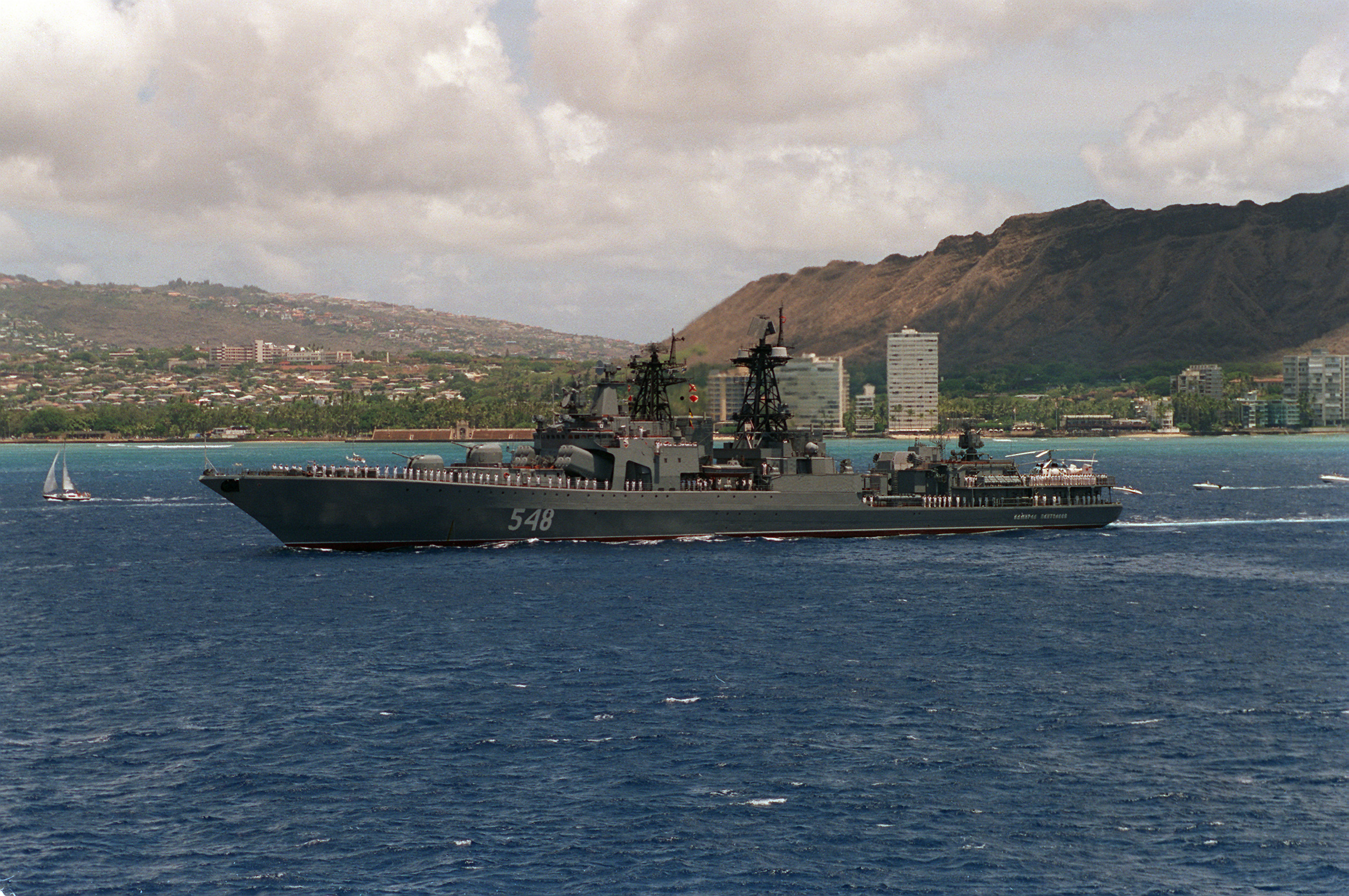 Udaloy-class destroyer Admiral Panteleyev passes Diamond Head as part ...