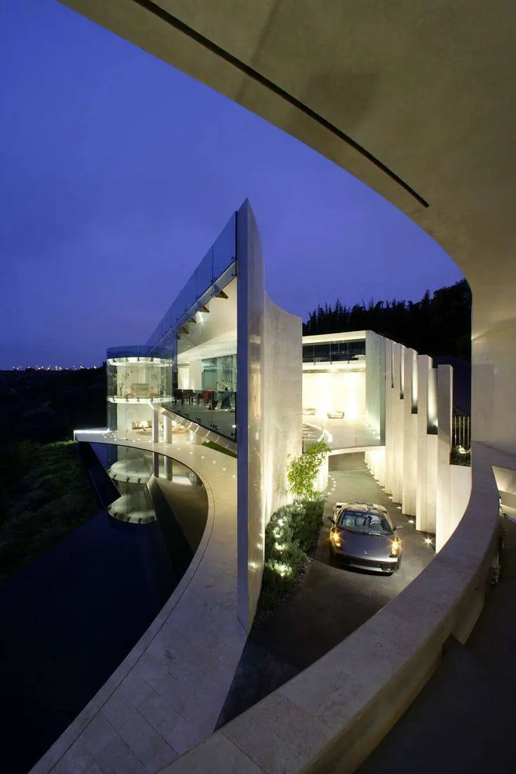 ultra modern mansion [736 x 1104]