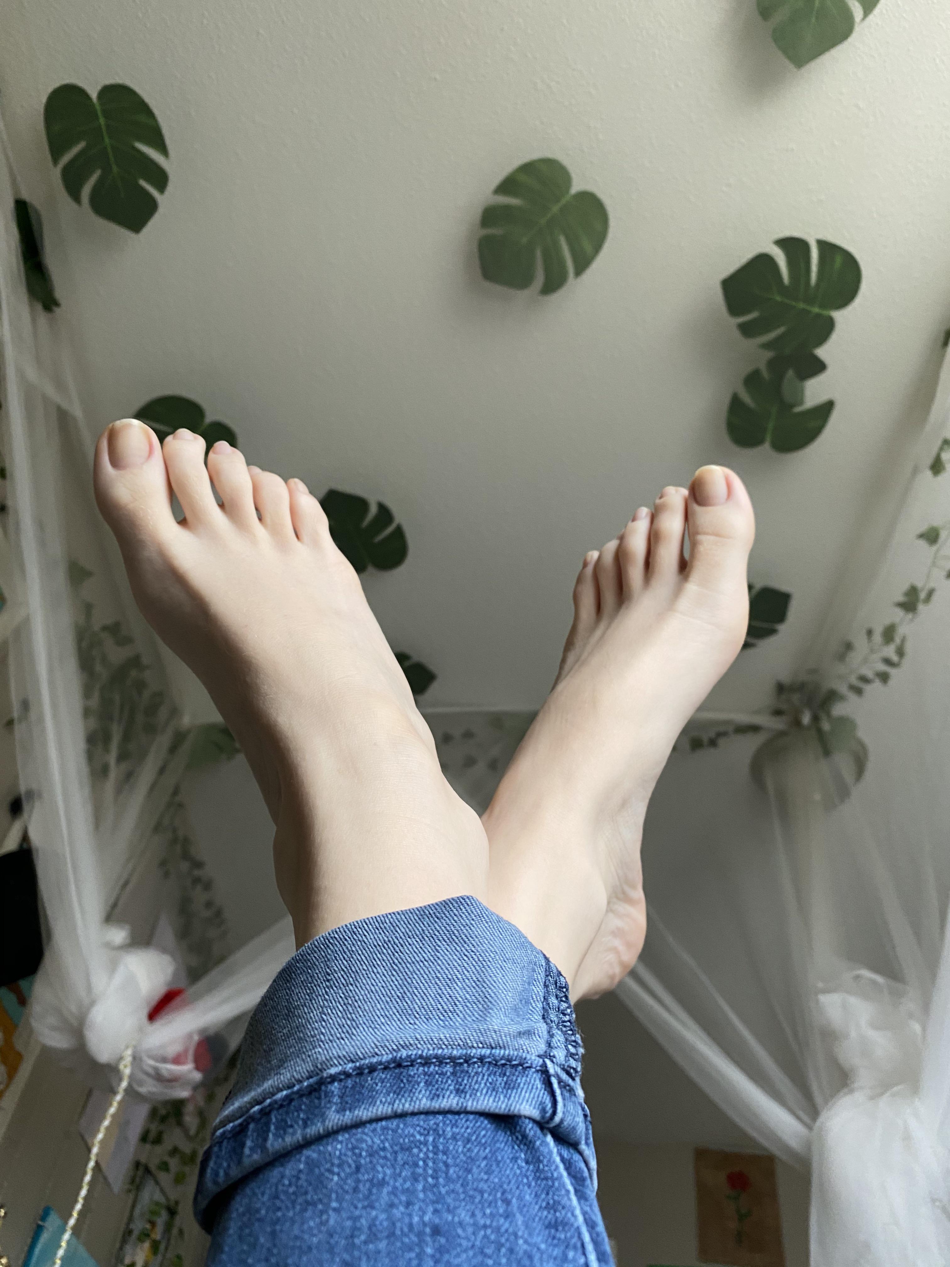 What color should I paint my toes? 🥰 Scrolller