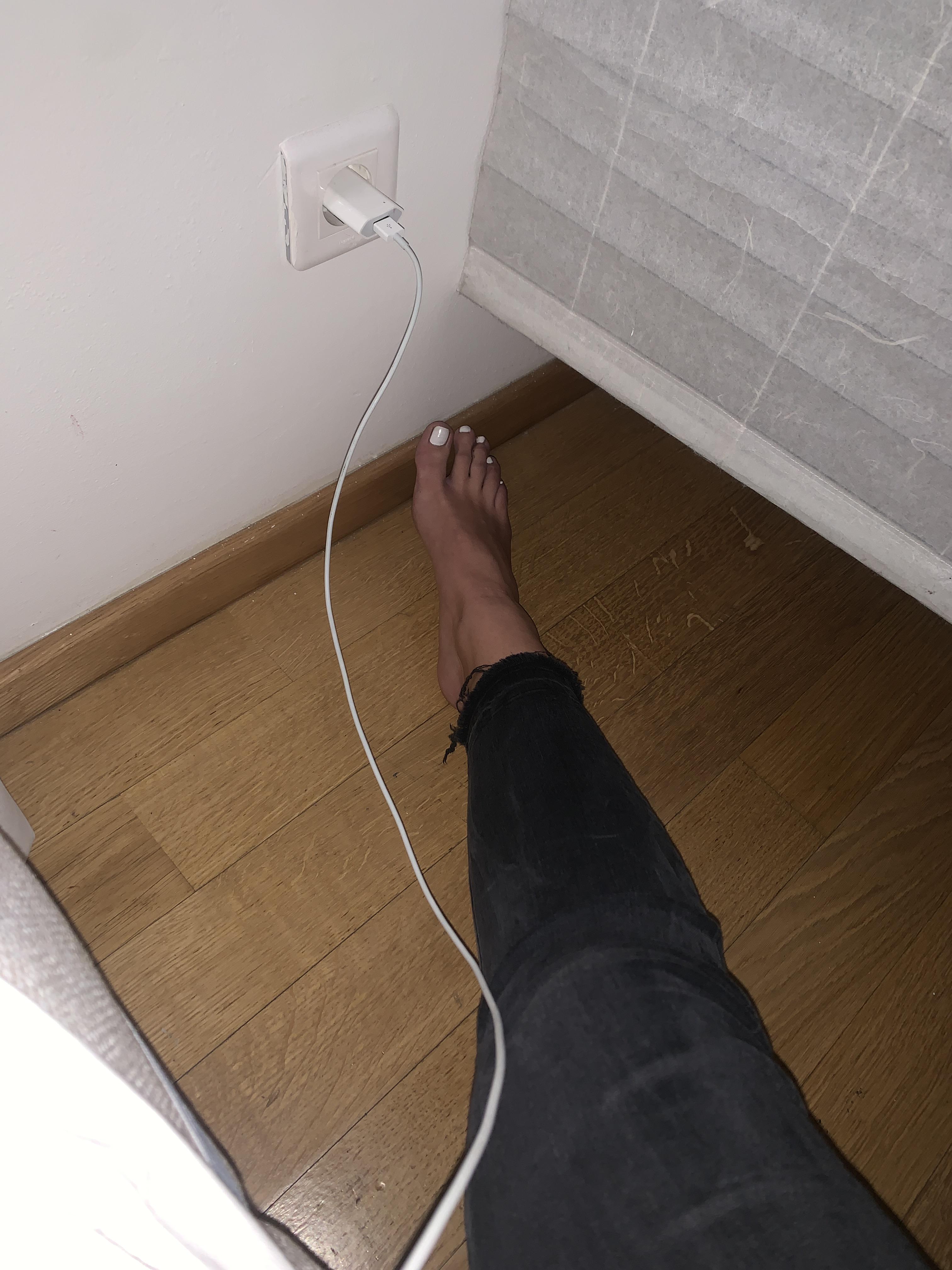 White nails, yes or no Scrolller