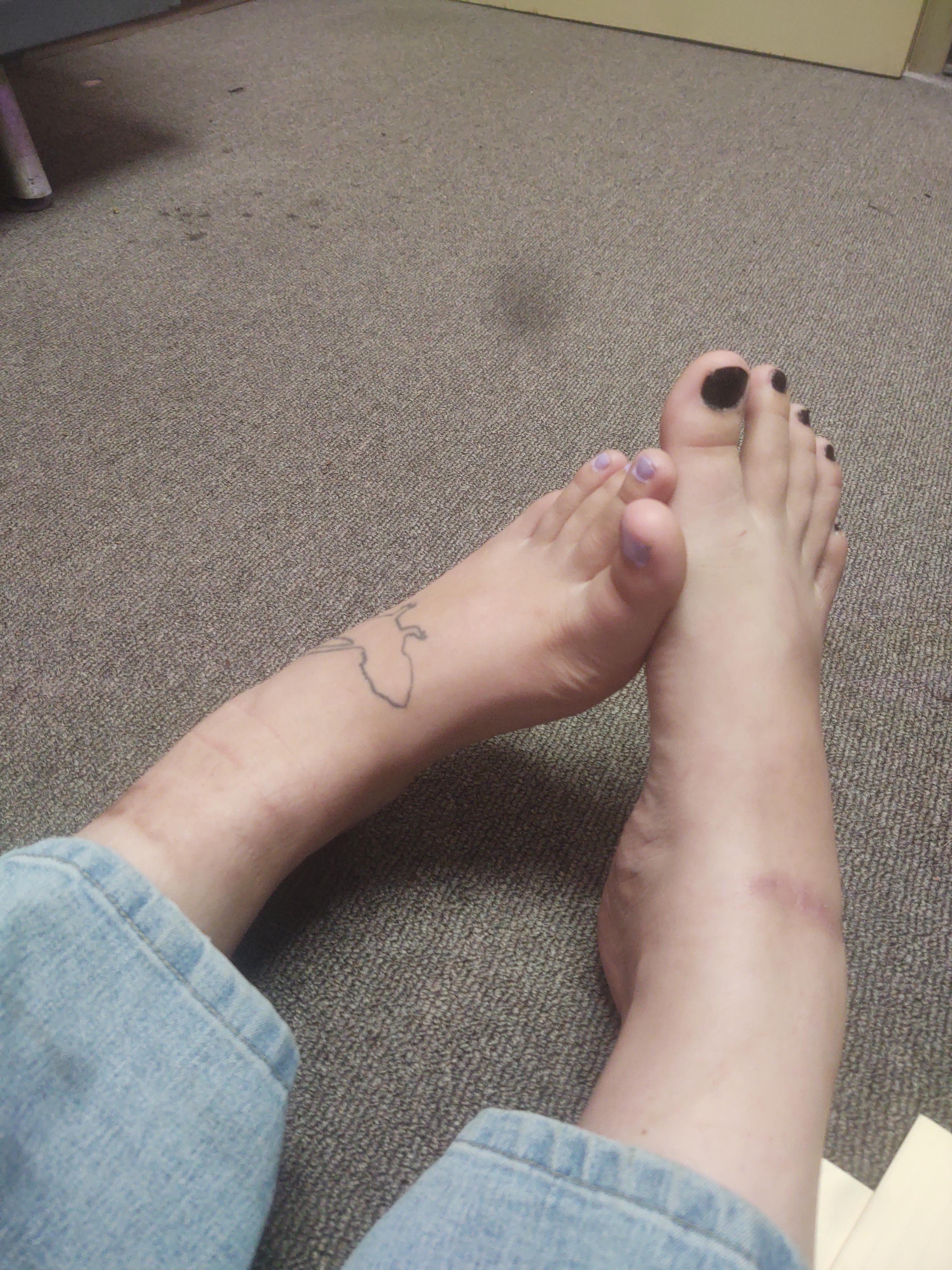 Will you clean these long toes? | Scrolller