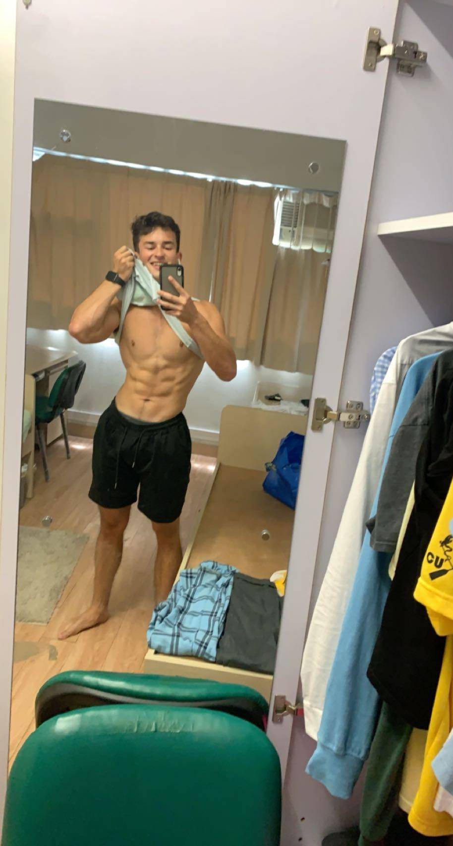 20 M / 179 cm / 175 lbs | Scrolller