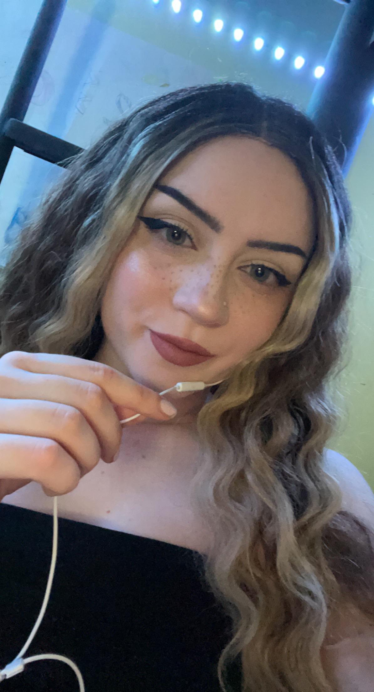 22f Please Dont Roast Me For My Lack Of Airpods Scrolller
