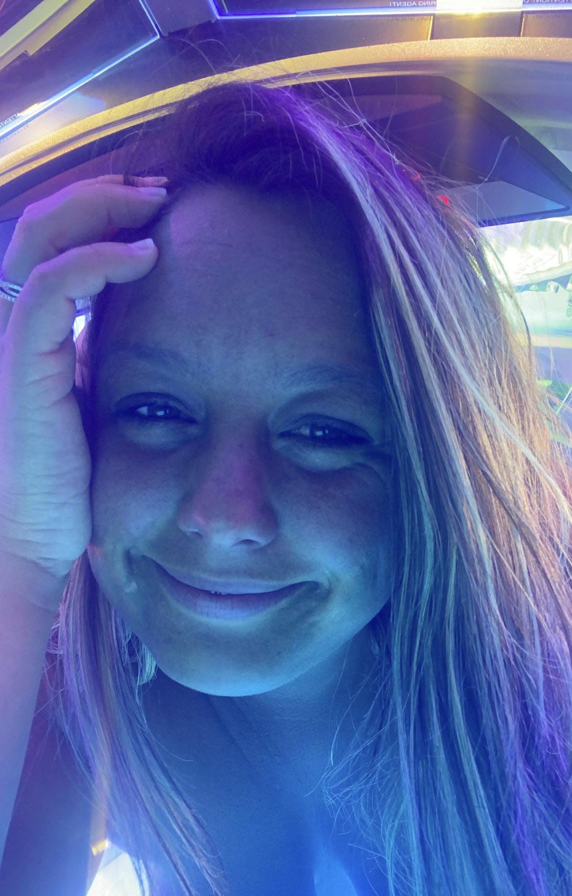 26 F Throwing It Back To Tanning Bed Selfies 😂😂🥰🥰 Happy Tuesday