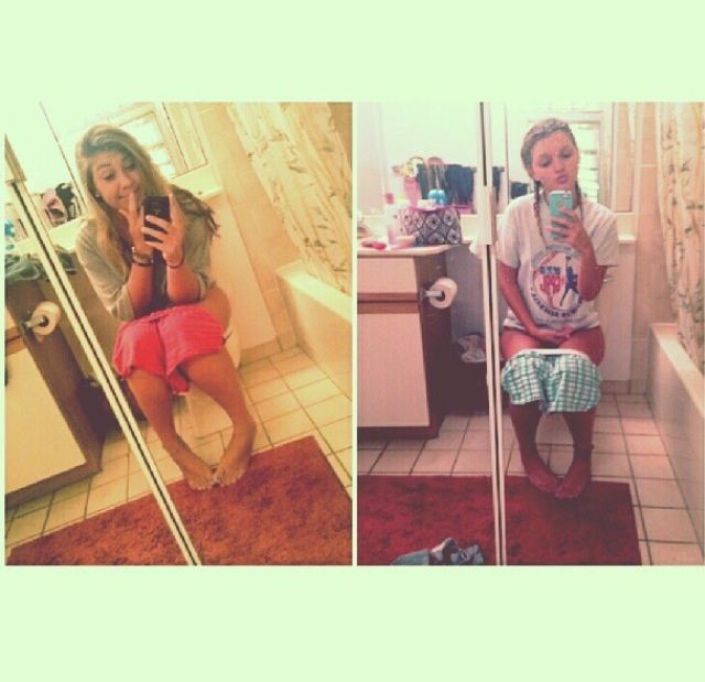 a-couple-of-girls-taking-toilet-selfies-scrolller