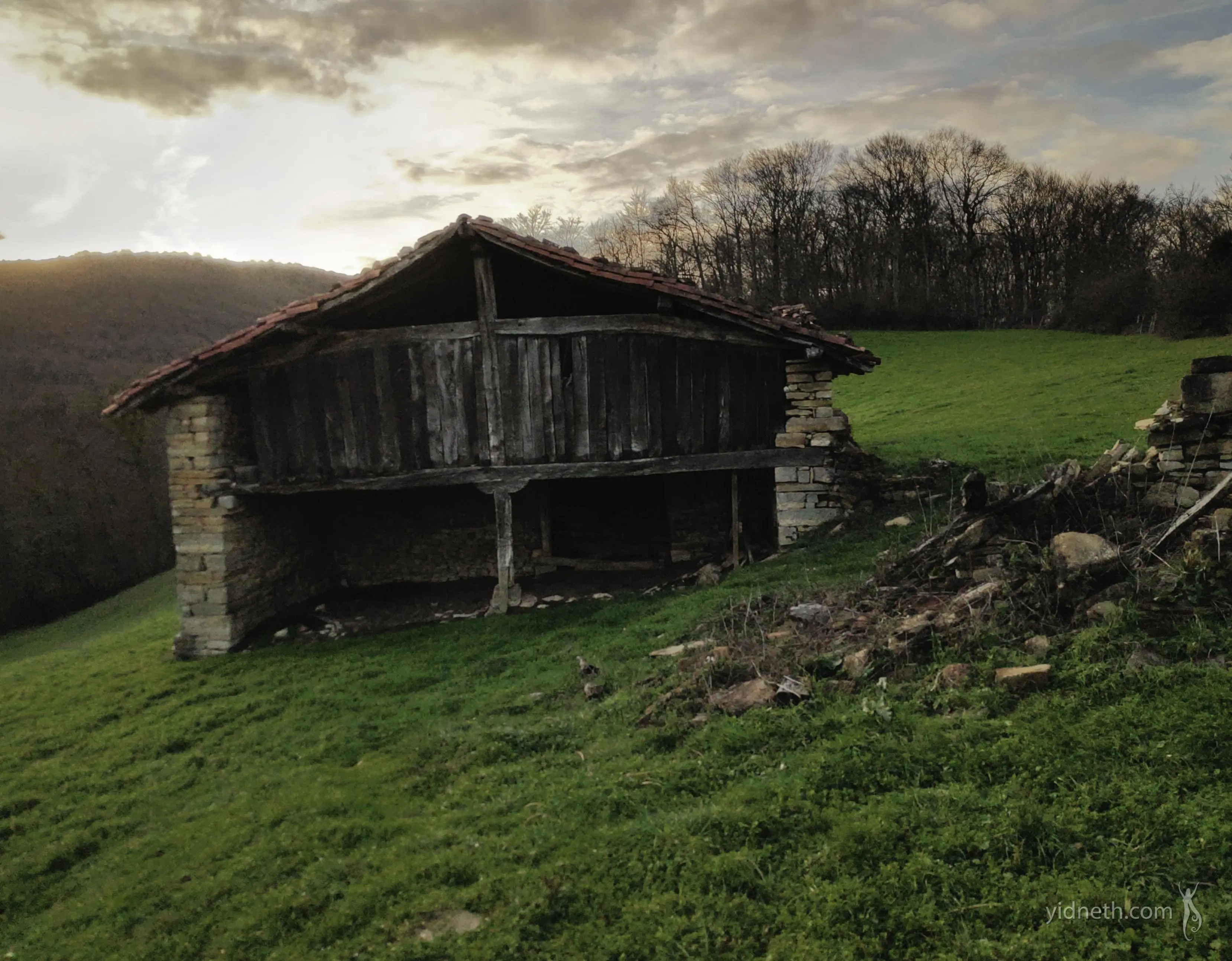 Abandoned little house in the hills... perfect for a cottage Witch ;-): Navarre, Spain [OC]