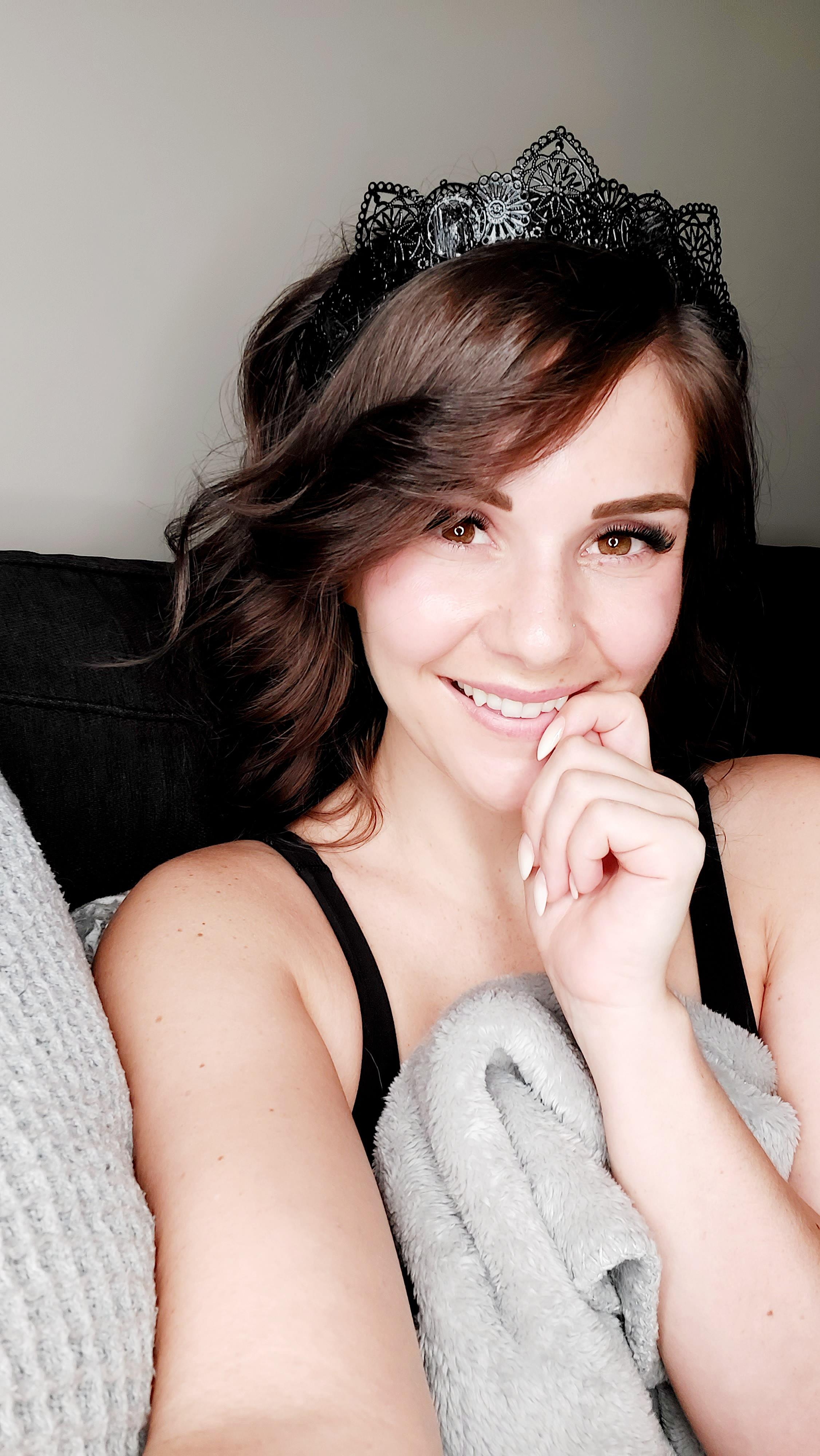 adora amour | Scrolller