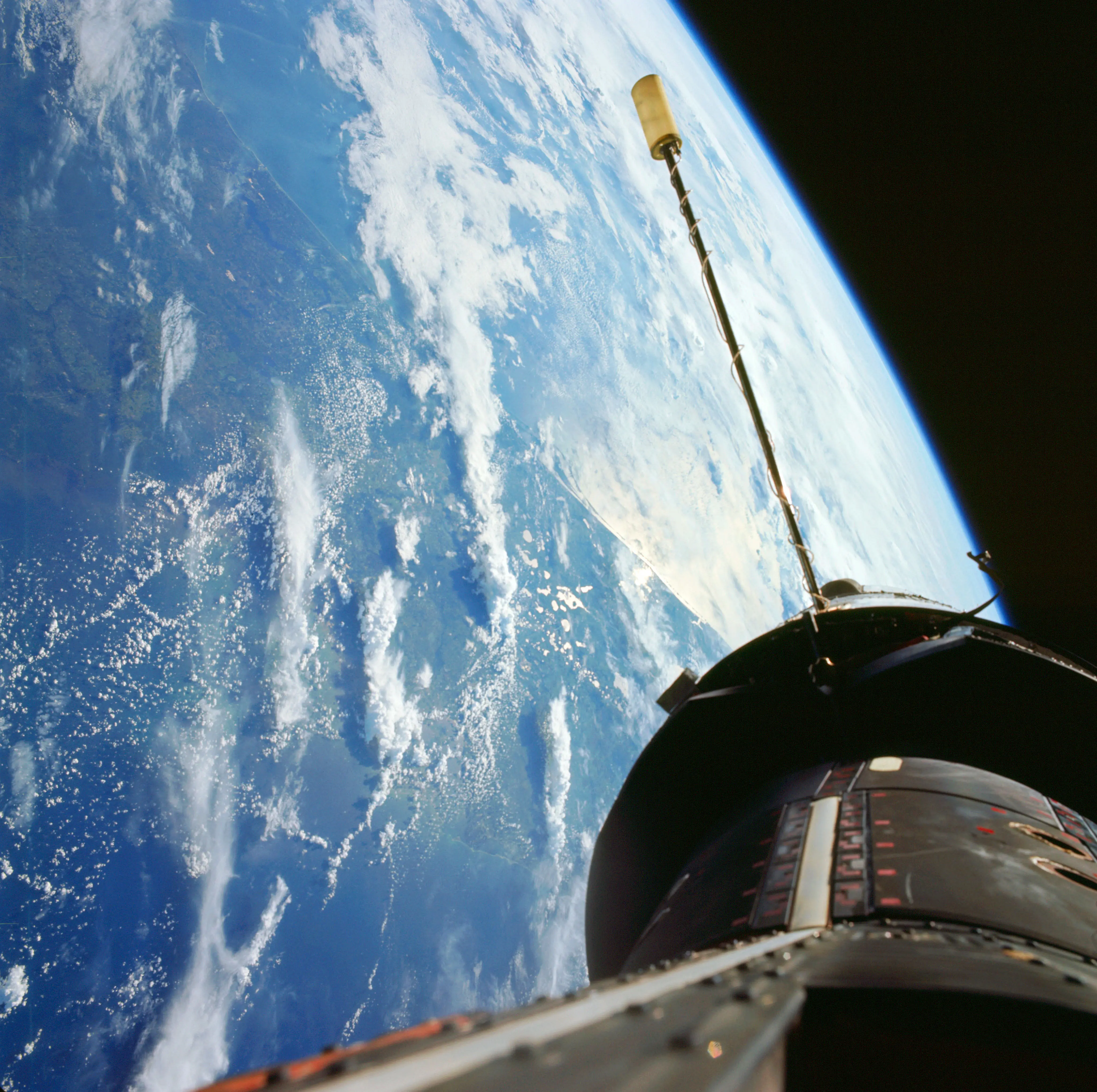 Korbyte Rendezvous After a first orbit rendezvous, Gemini XI is docked with its Agena. The ...