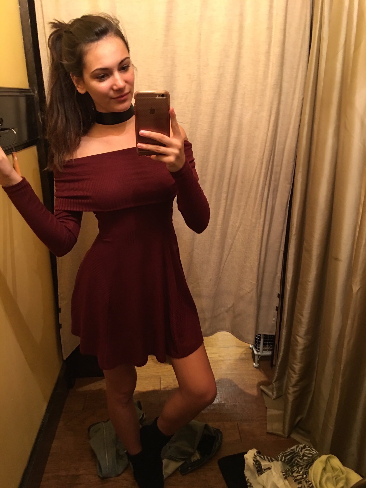 damn she look good in a dress Scrolller