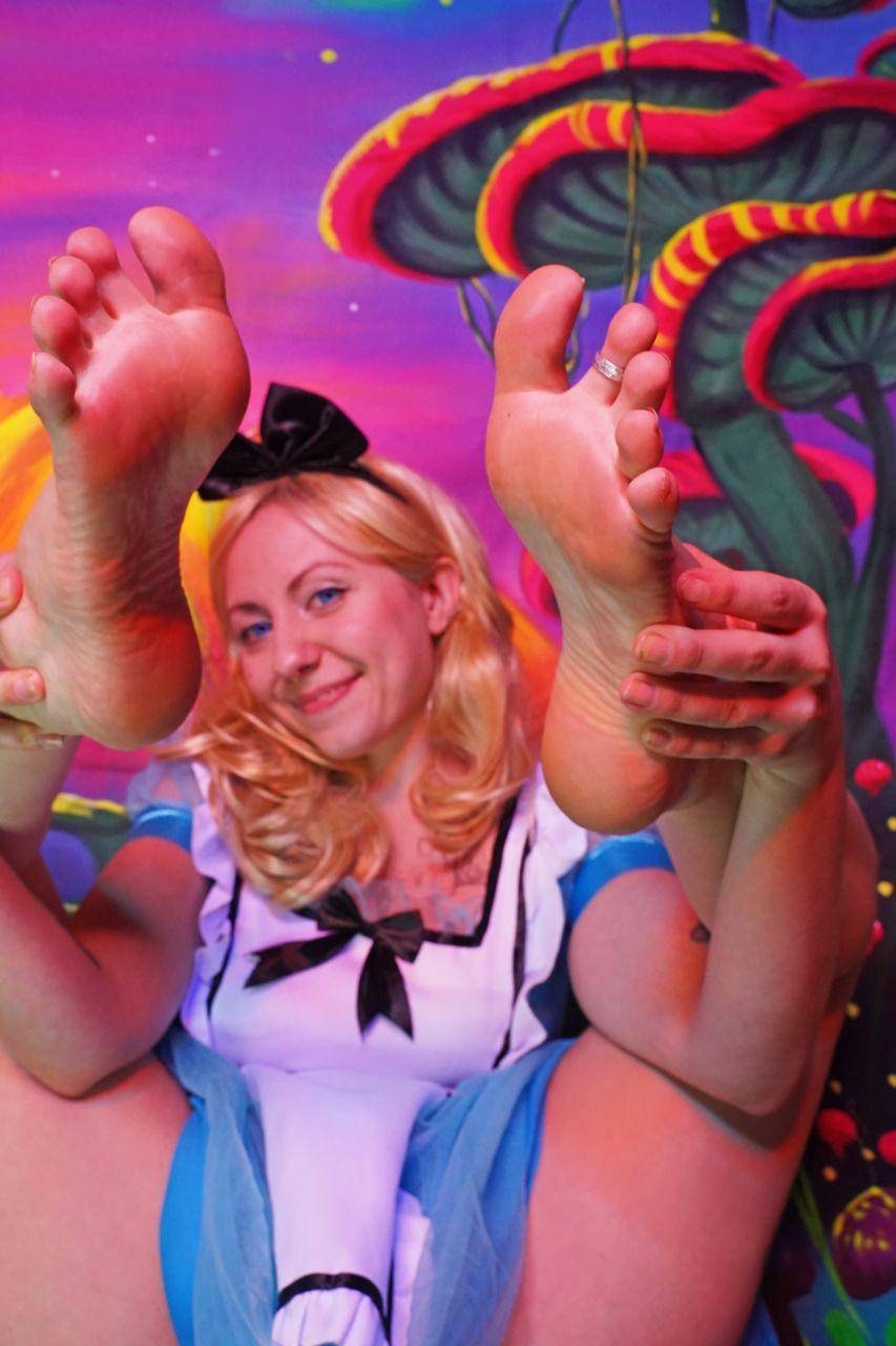 Alice In Wonderland By Fjondas fairy feet Scrolller alice-in-wonderland-by-fjondas-fairy-feet-scrolller
