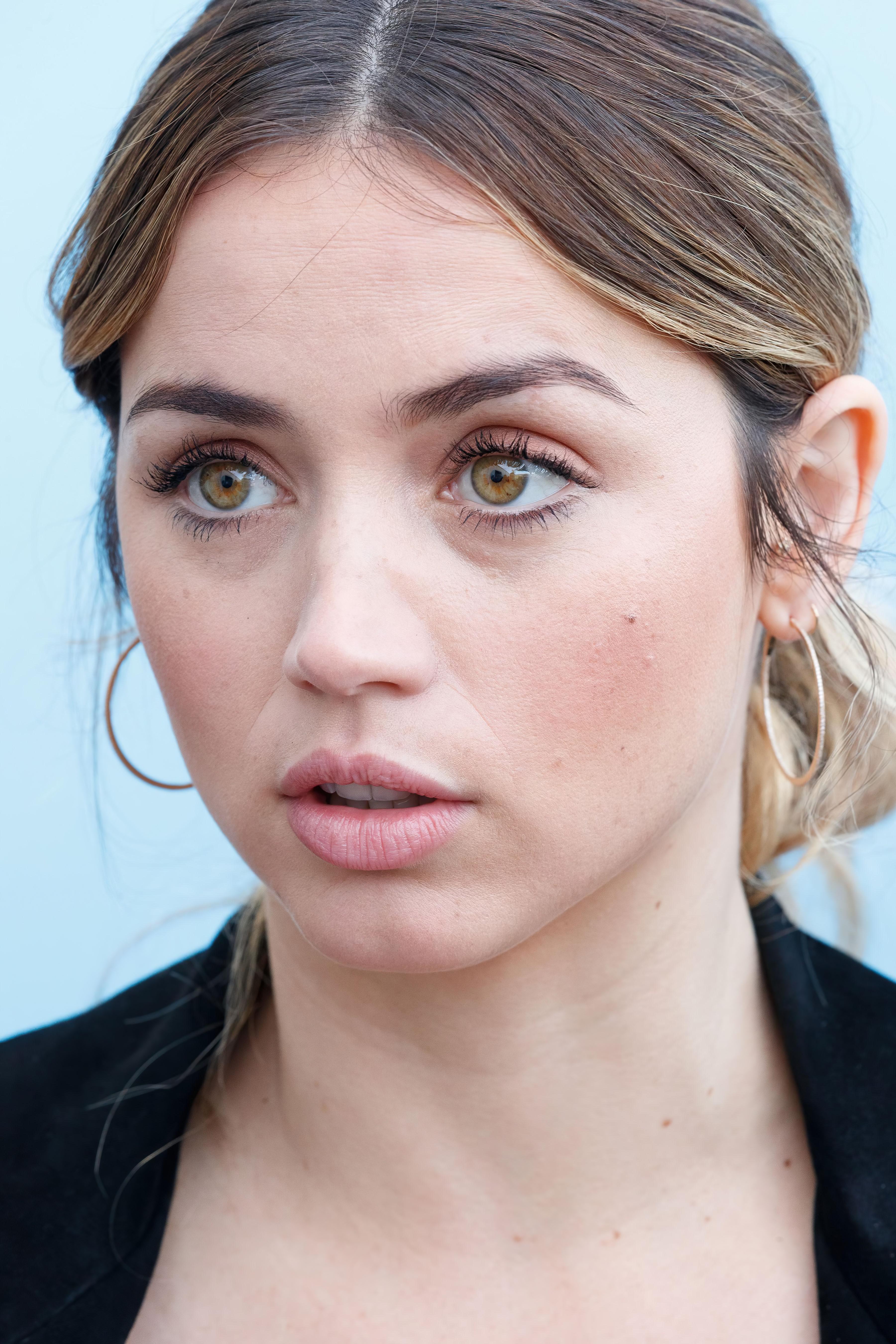 Ana de Armas Scrolller