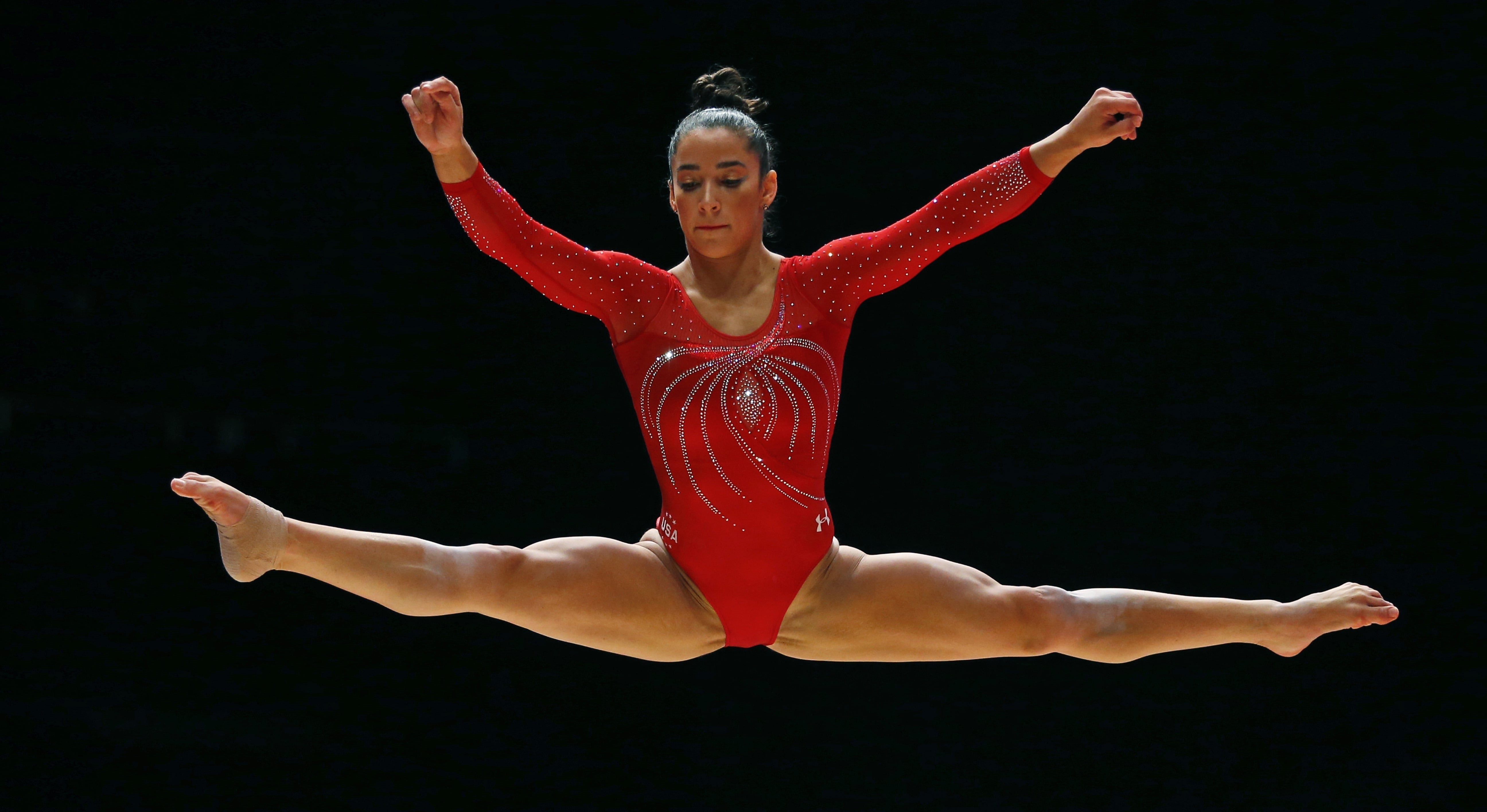 Artistic gymnast Aly Raisman splits at the 2015 World Gymnastics ...