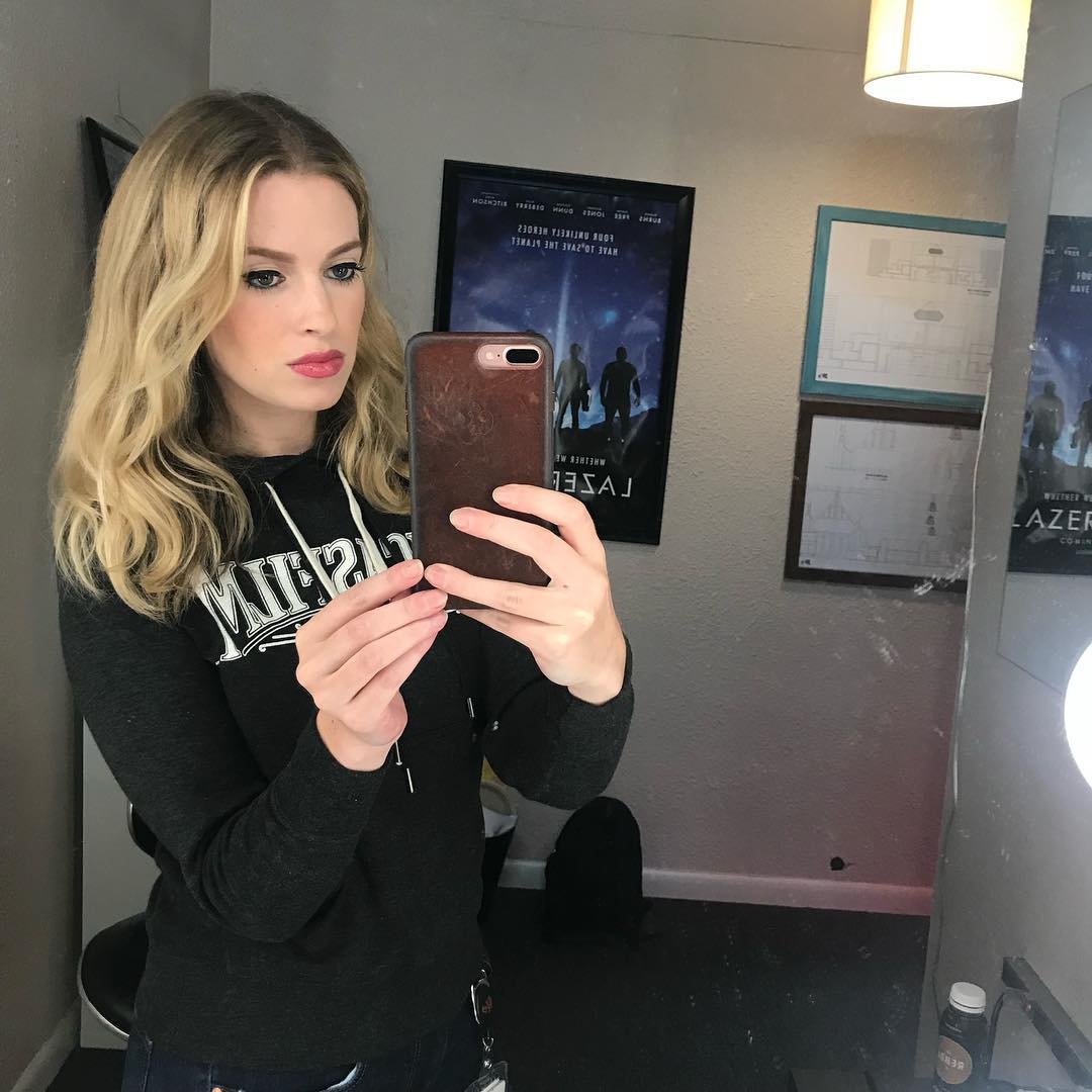 Barbara Dunkelman Clean Mirror Selfie Scrolller