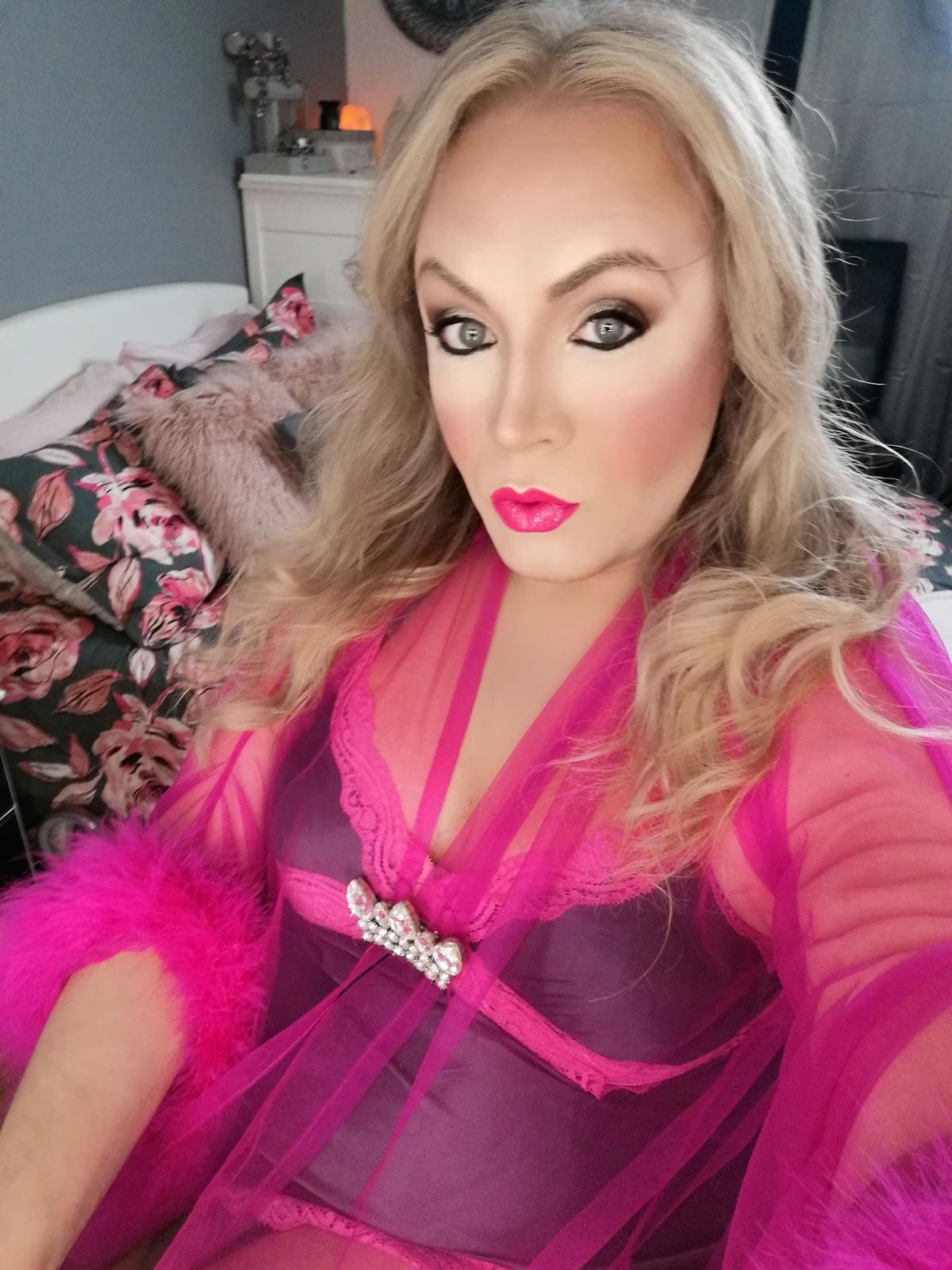 Blonde And Bougie Scrolller