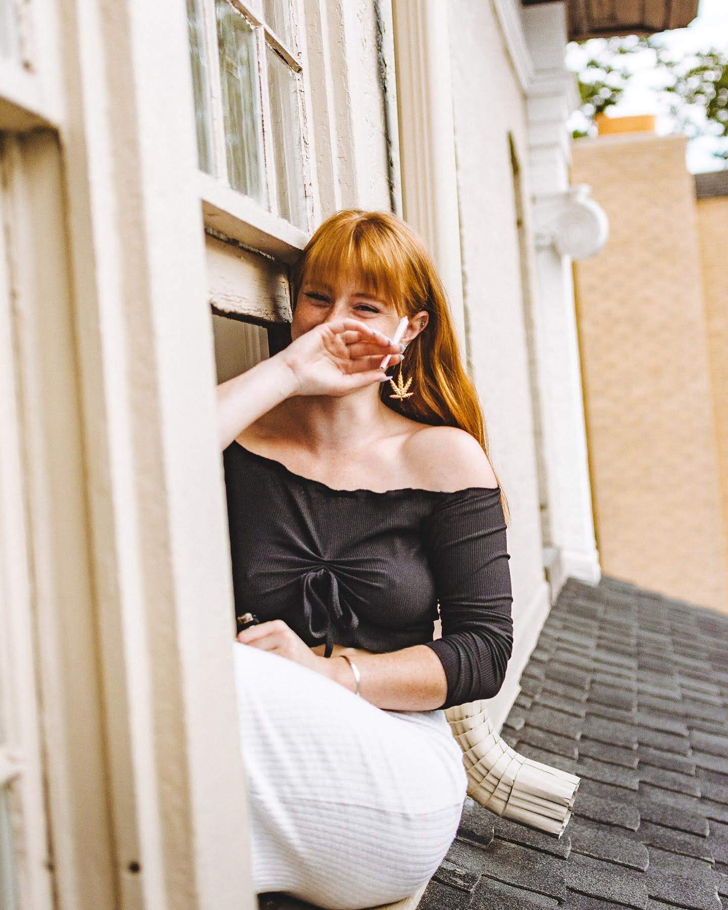 Braless Scrolller - m9yxotv