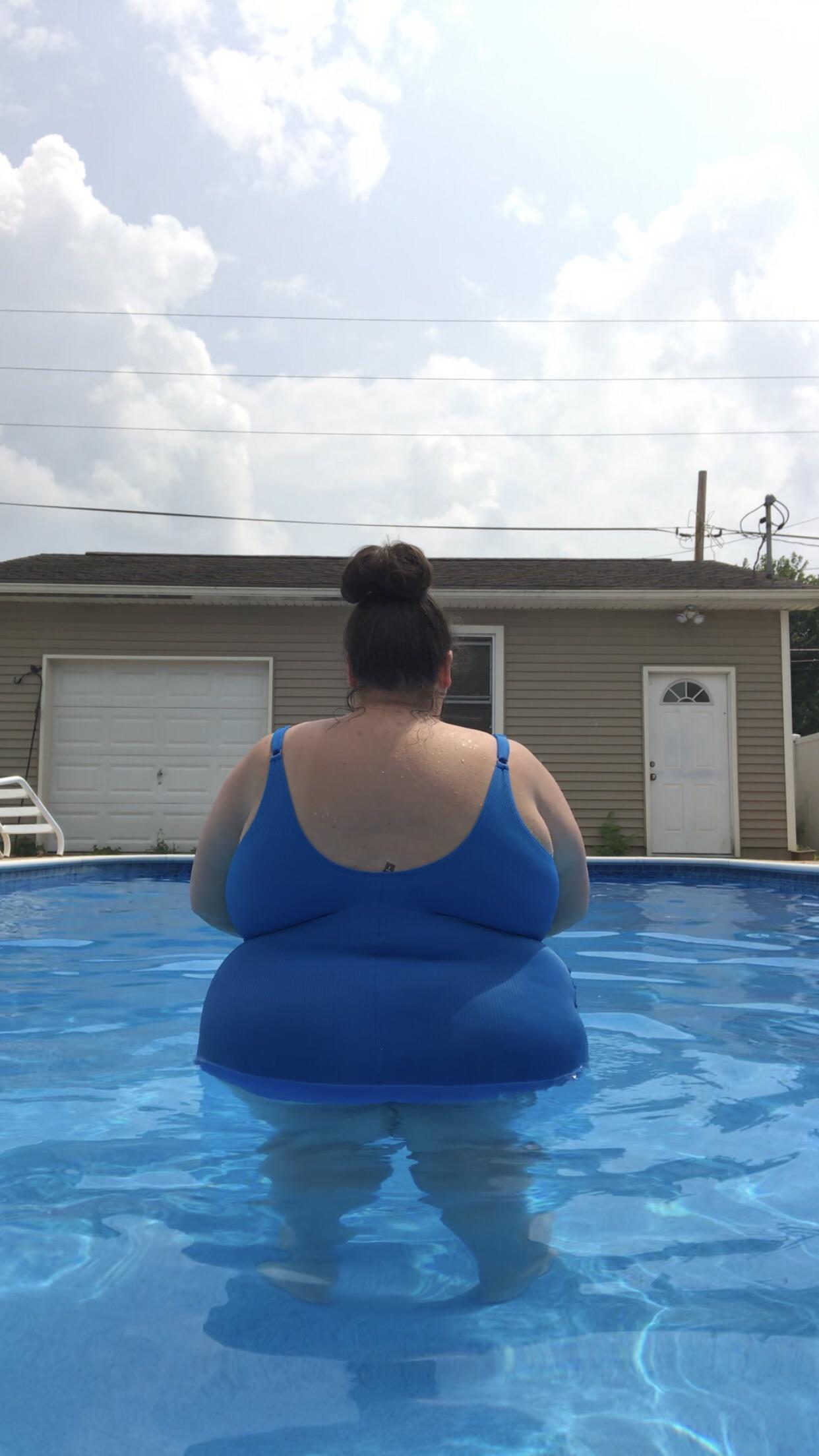 Why Everyone Is Obsessed With This Big Booty Tech Nerd - 0ha6ibs