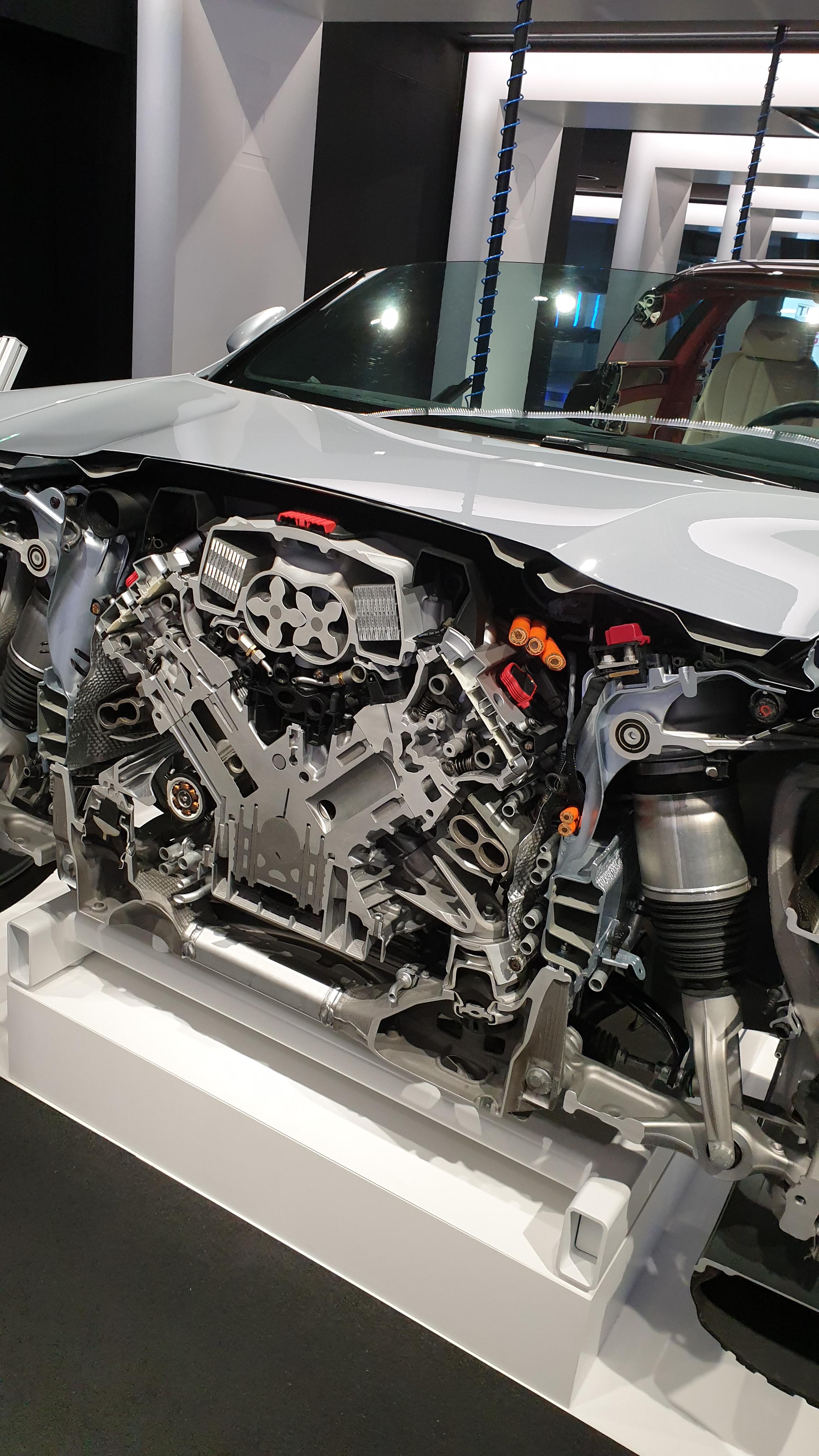 Car engine cut in half [4032x2268] | Scrolller