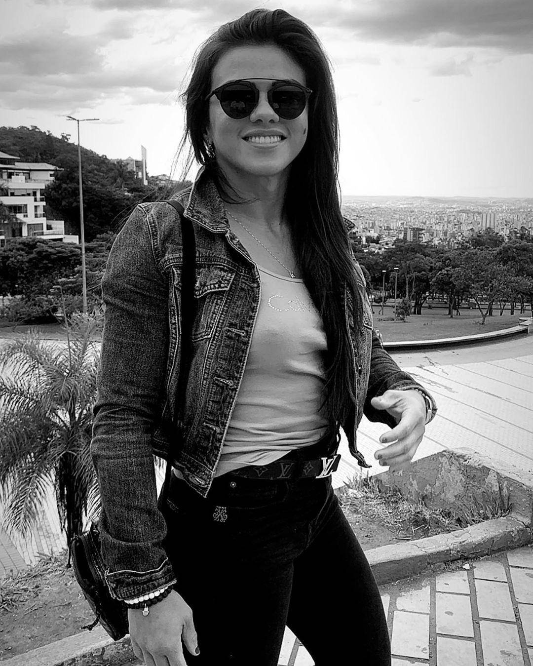 Claudia Gadelha Scrolller