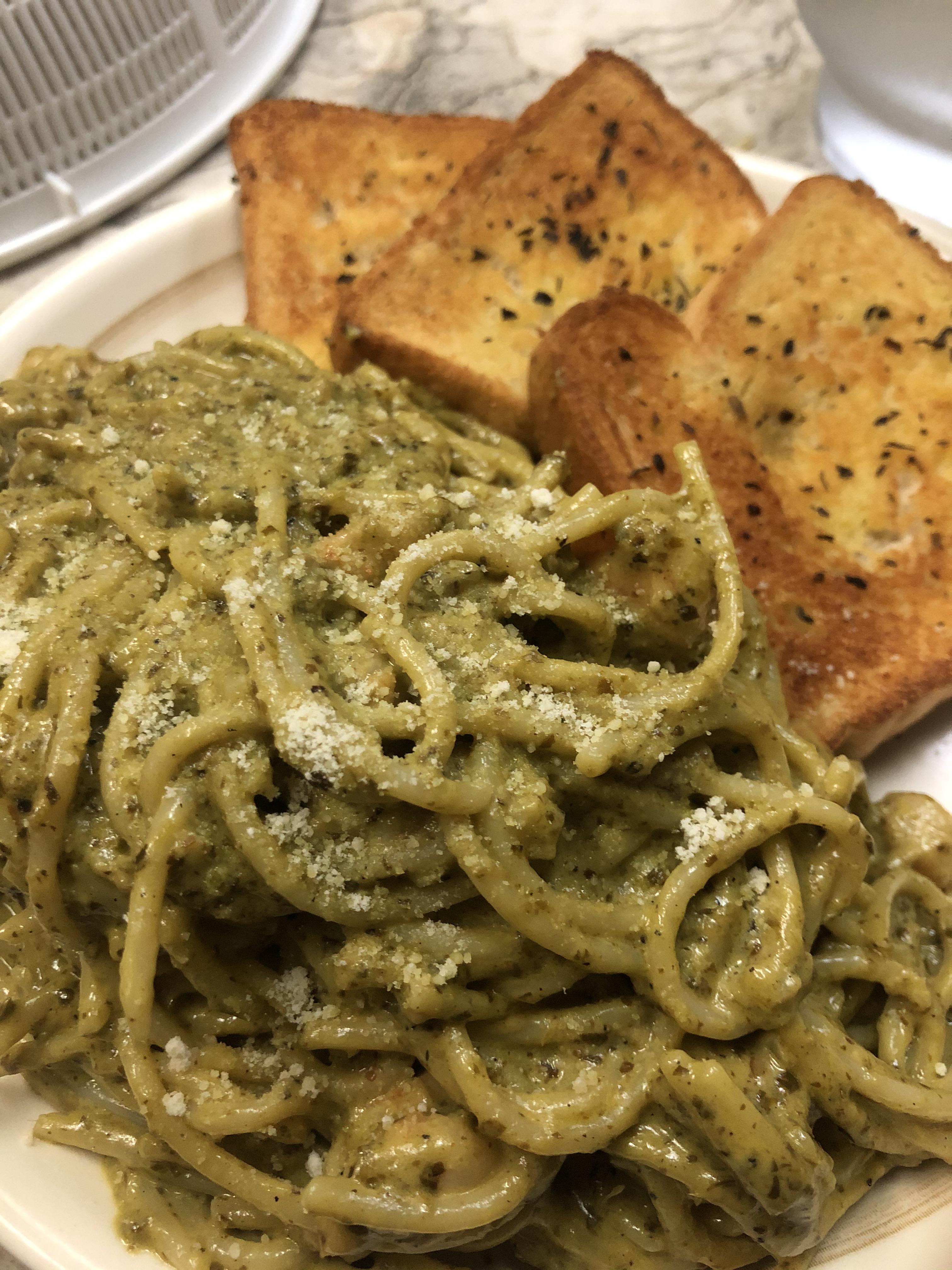 Creamy pesto pasta with garlic bread Scrolller