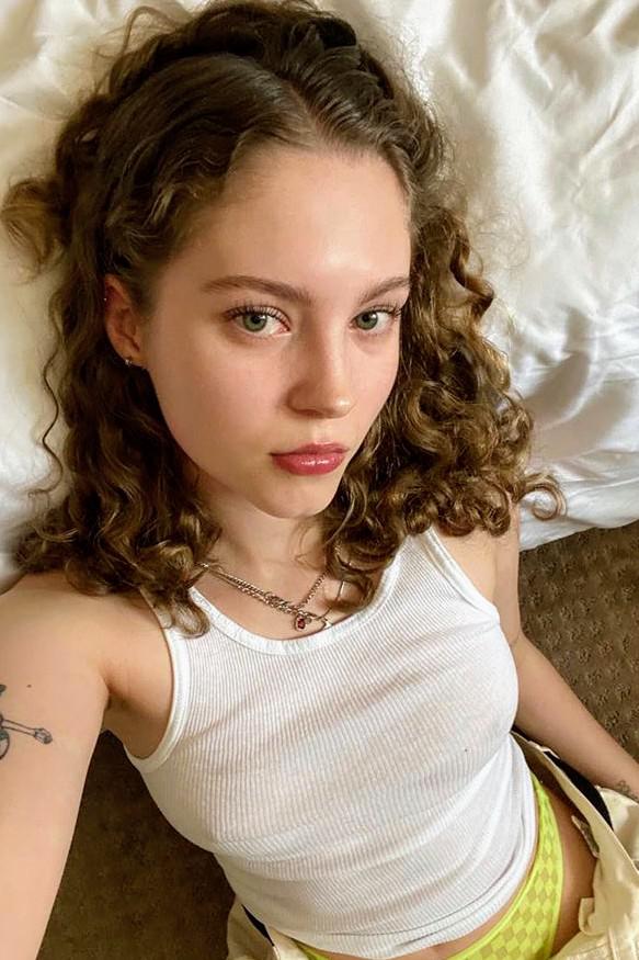 Danielle Poser Looking Like Shes Ready To Suck Cock For Drugs ♥️