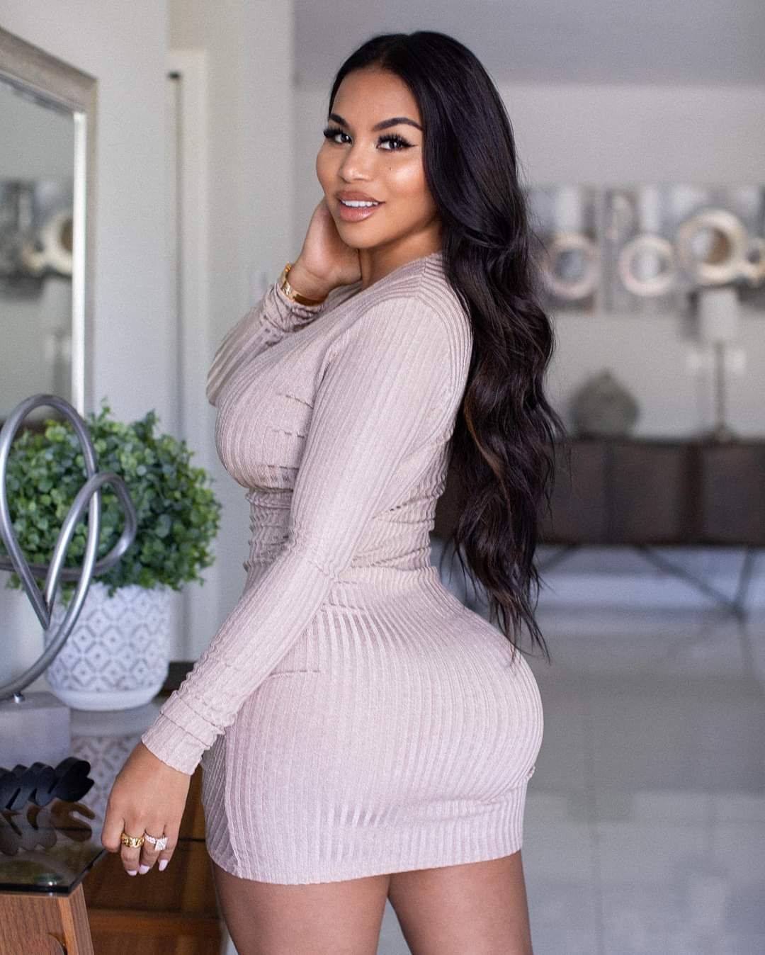 dolly dolly castro        
        <figure class=