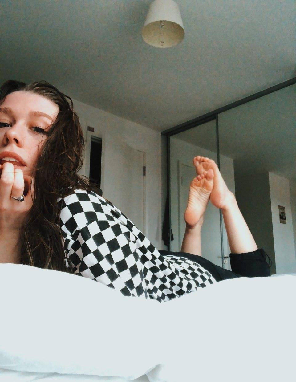 Elena Bateman (Ellbat) in the pose Scrolller