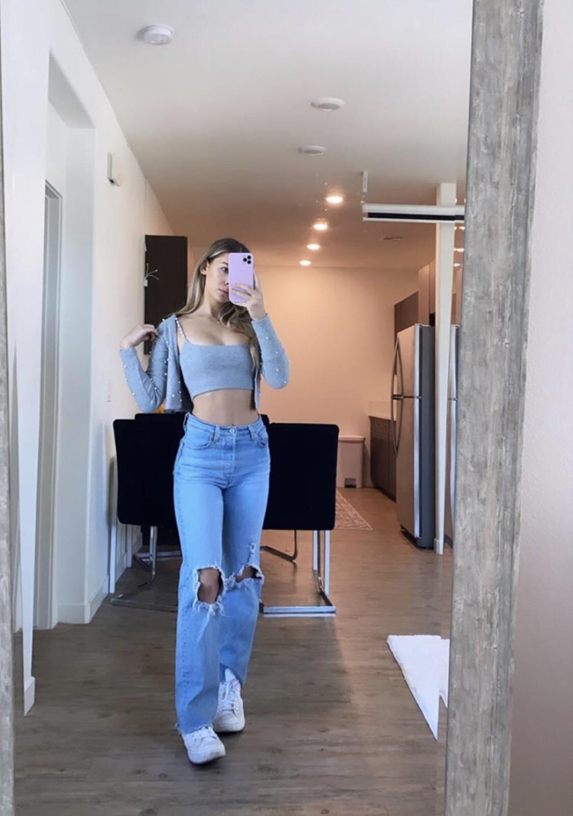 Emily Alexander looks so tight Scrolller