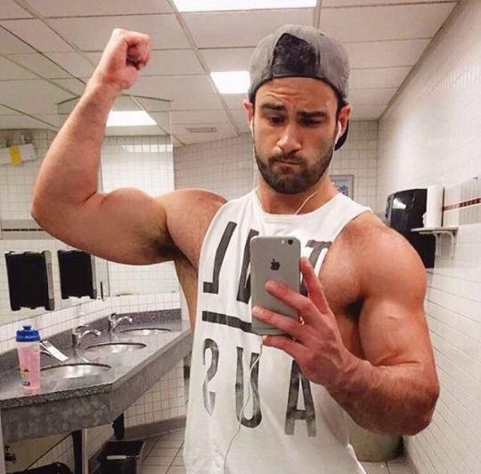 Flexing his bicep (X-Post /r/malebicep) | Scrolller