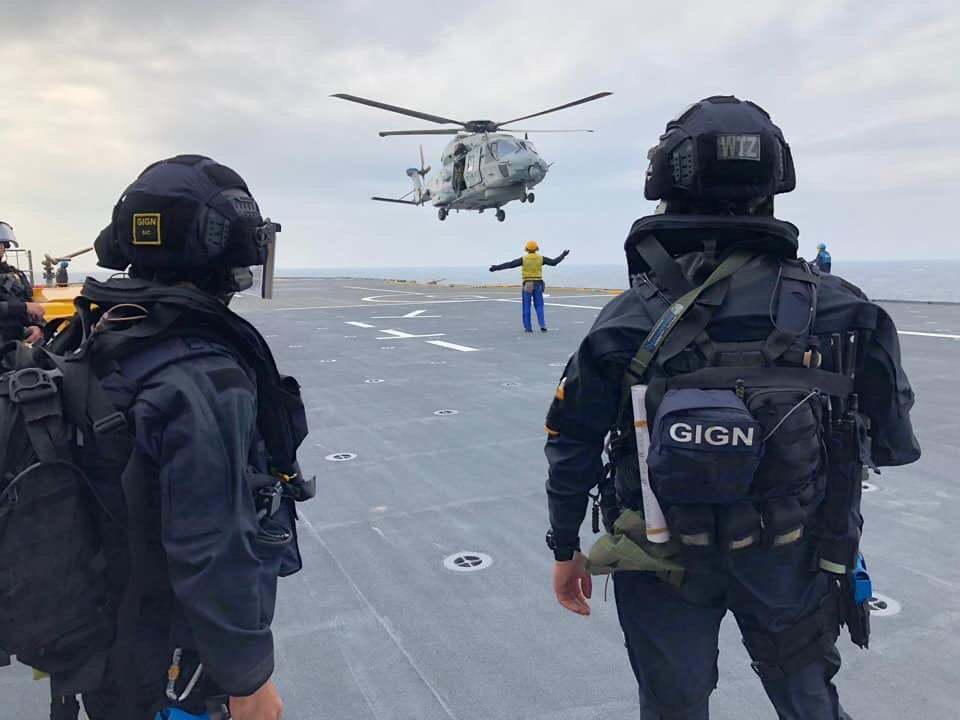 French GIGN operators watching an nh90 [960x720] | Scrolller