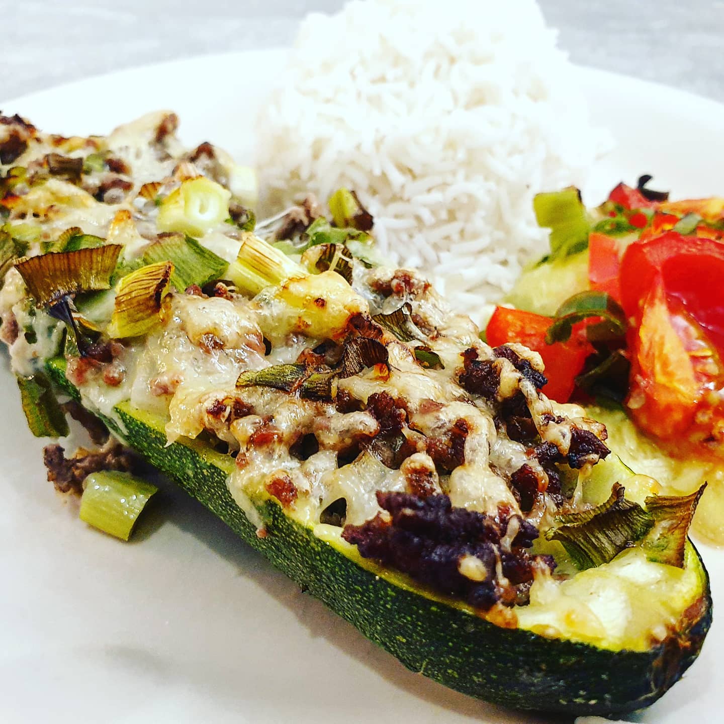 Gefüllte Zucchini mit Hackfleisch und Reis | Scrolller