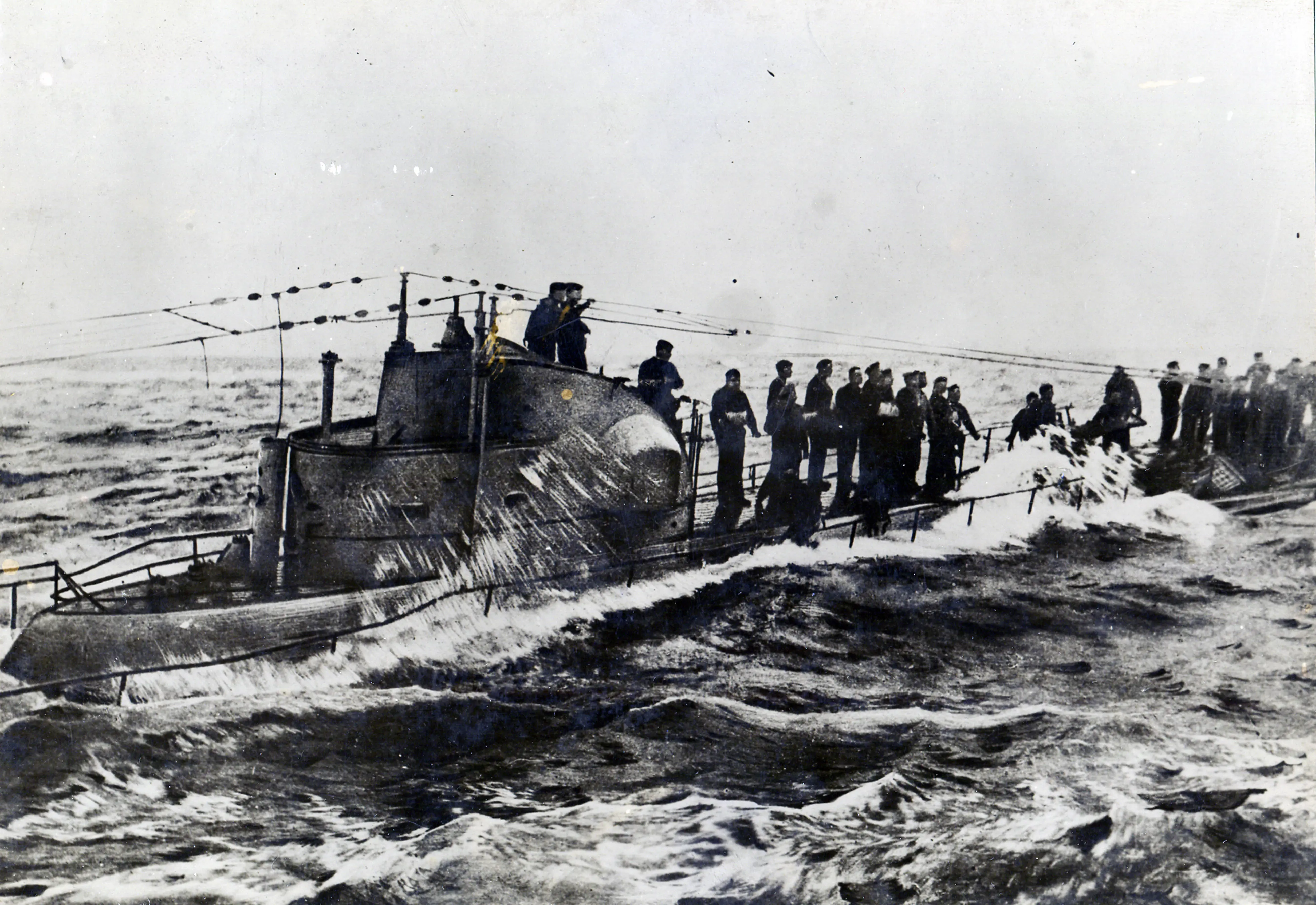 U58 German submarine U-58, alongside USS Fanning (DD-37) to have her crew ...
