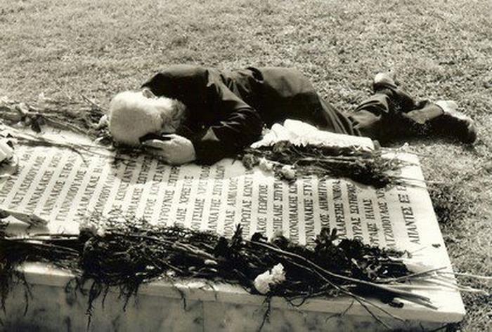 Greek father cries over the grave of his son that died defending Cyprus ...