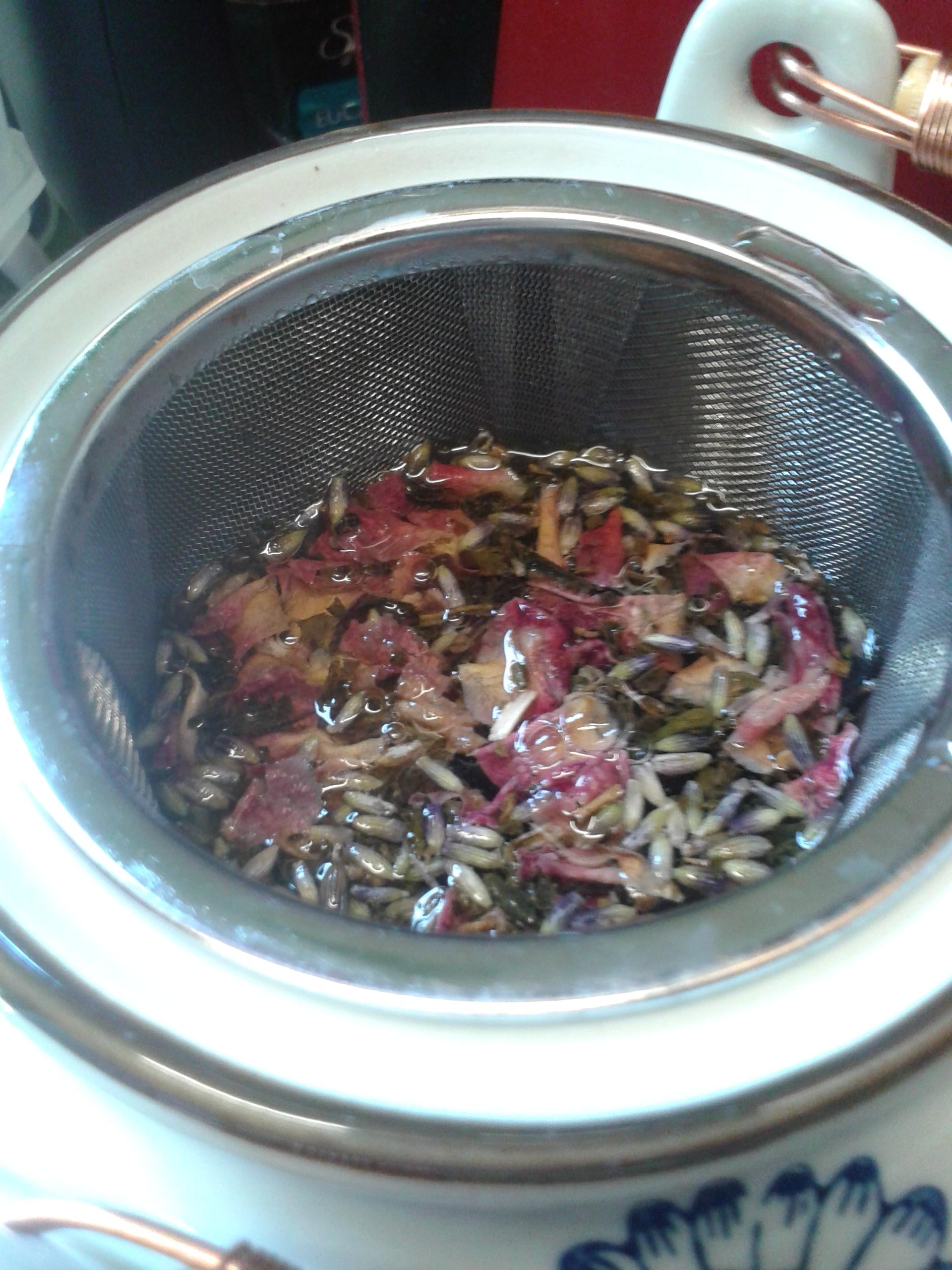 Green tea with jasmine, rose petals and lavender 2560x1920 Scrolller