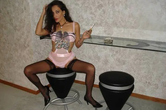 Happy Cyber-Smoke Monday! Come sit beside me and smoke with me 🚬💋