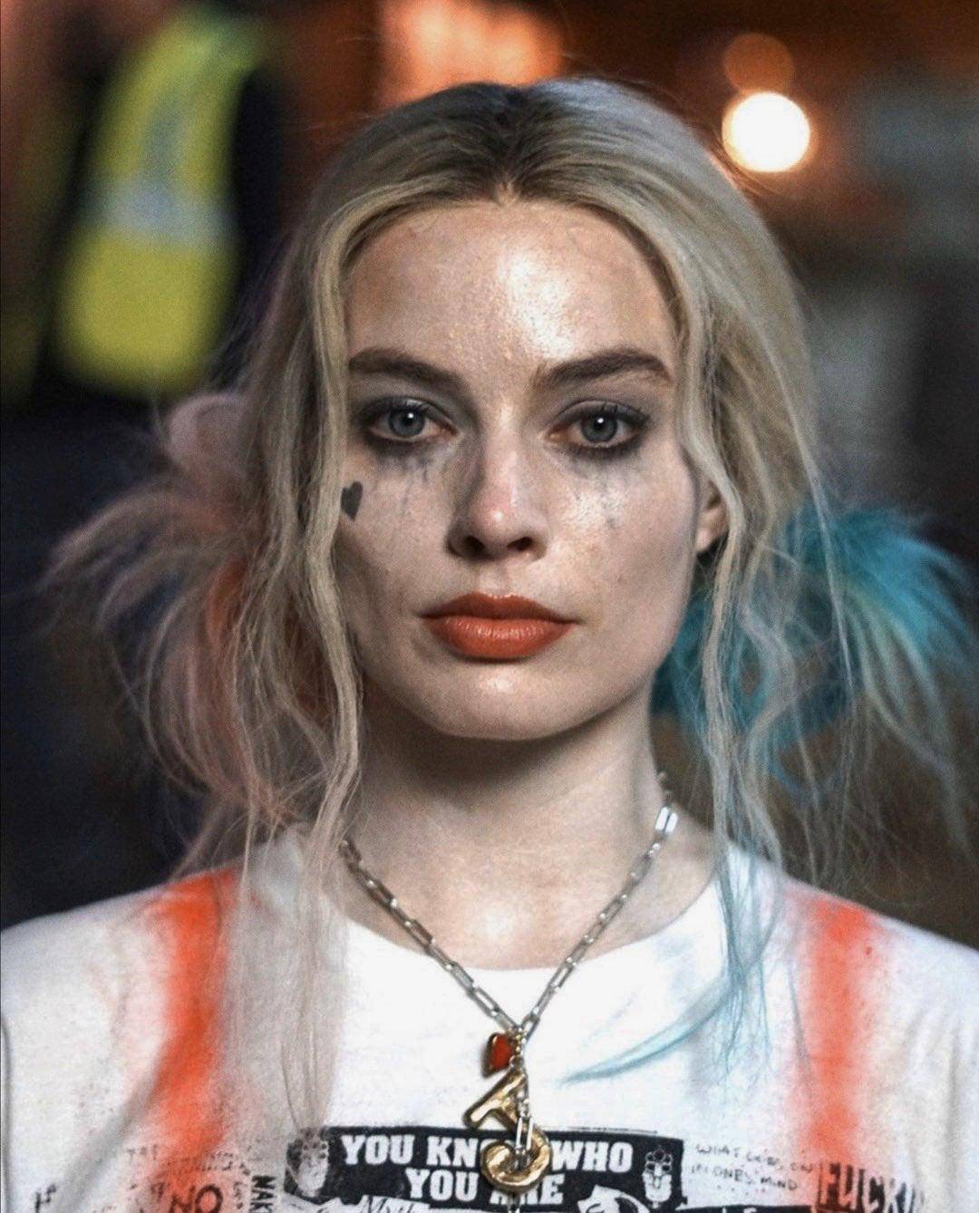 Harley(Margot Robbie) looks like she’s waiting on some loads after a