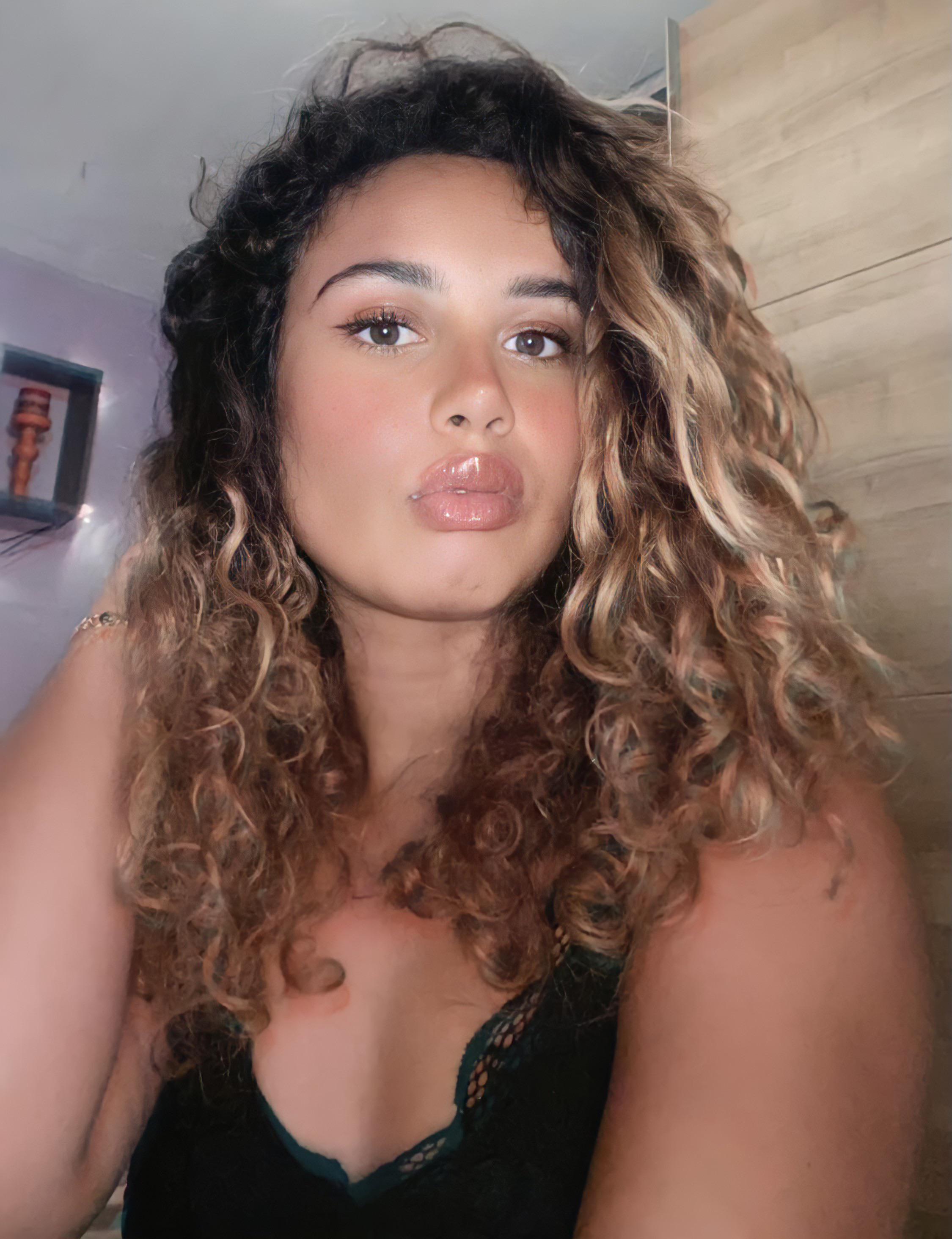 Hi 😜 IG cc_linaa Scrolller