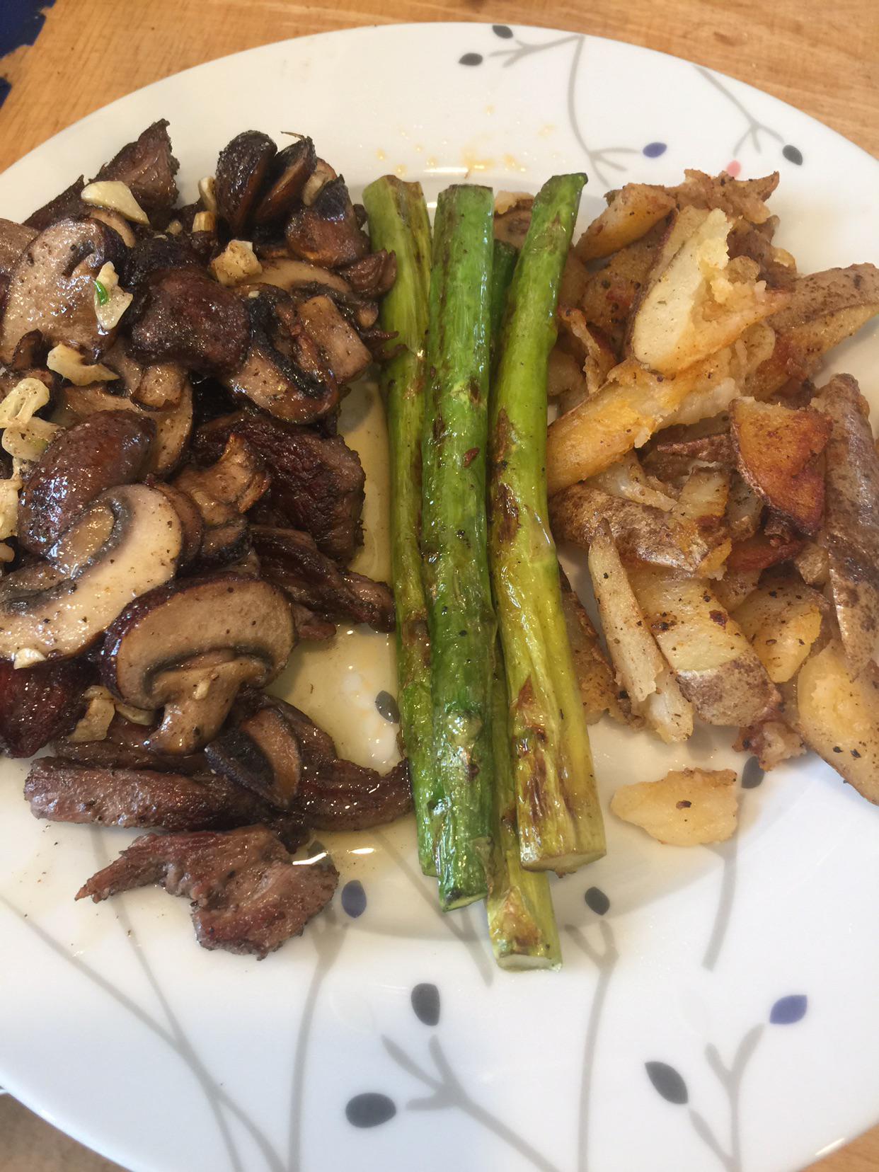 [Homemade] Crisped Brazilian skirt steak topped with garlic mushroom ...