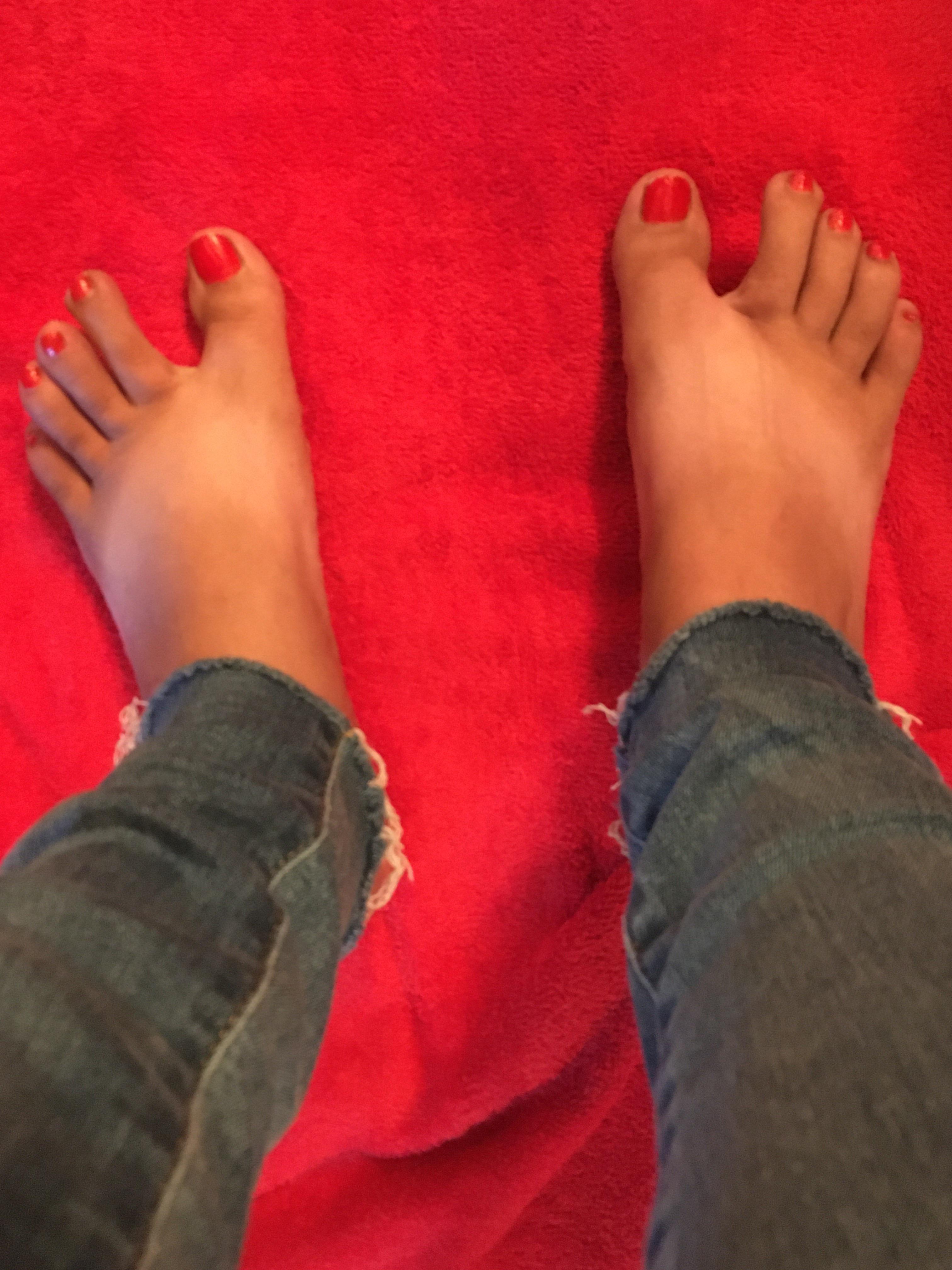 brown-chicana-23-spread-toes-feet-scrolller