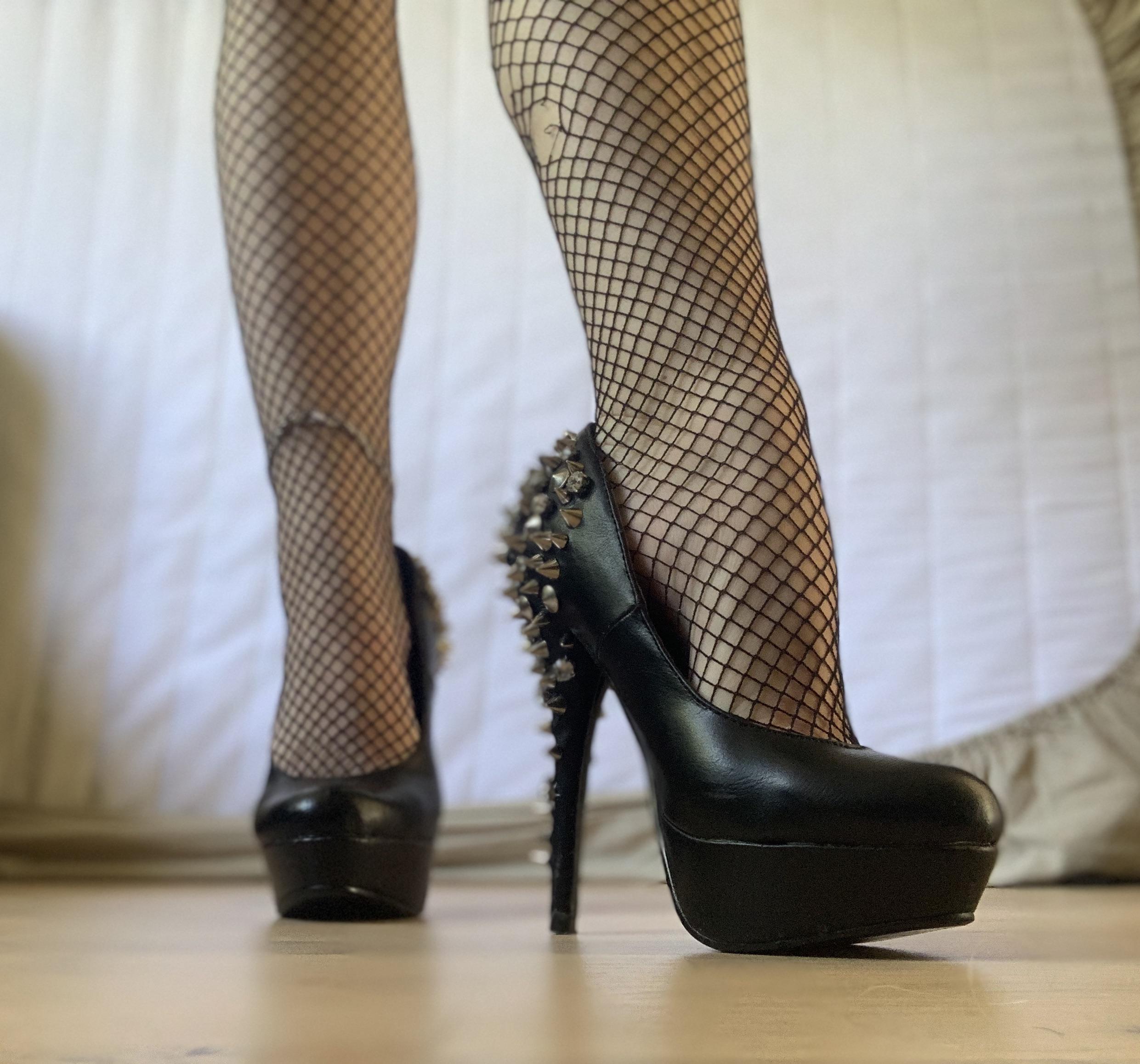 Hand Heel Rocking I feel so powerful in these amazing rock”n”roll heels 😉🖤🖤 | Scrolller
