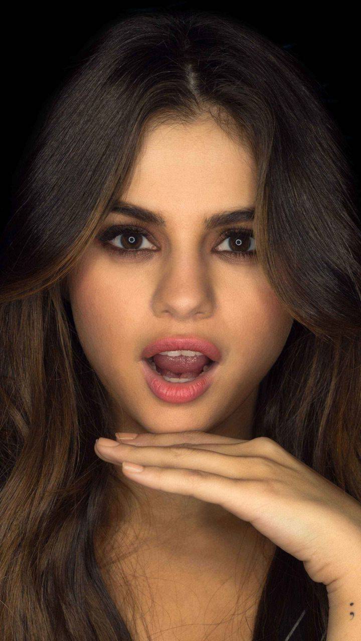 Selena Gomez Is Perfect Scrolller