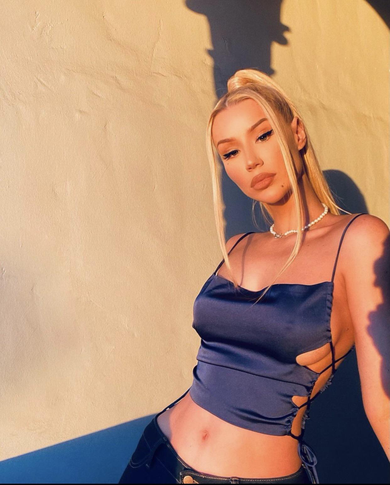 iggy-azalea-makes-me-so-hard-scrolller