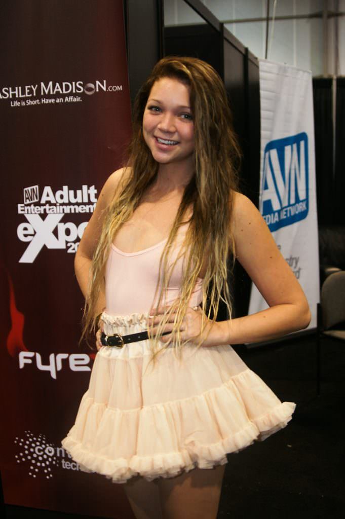 Jessie Andrews At The 2011 Avn Expo Scrolller 