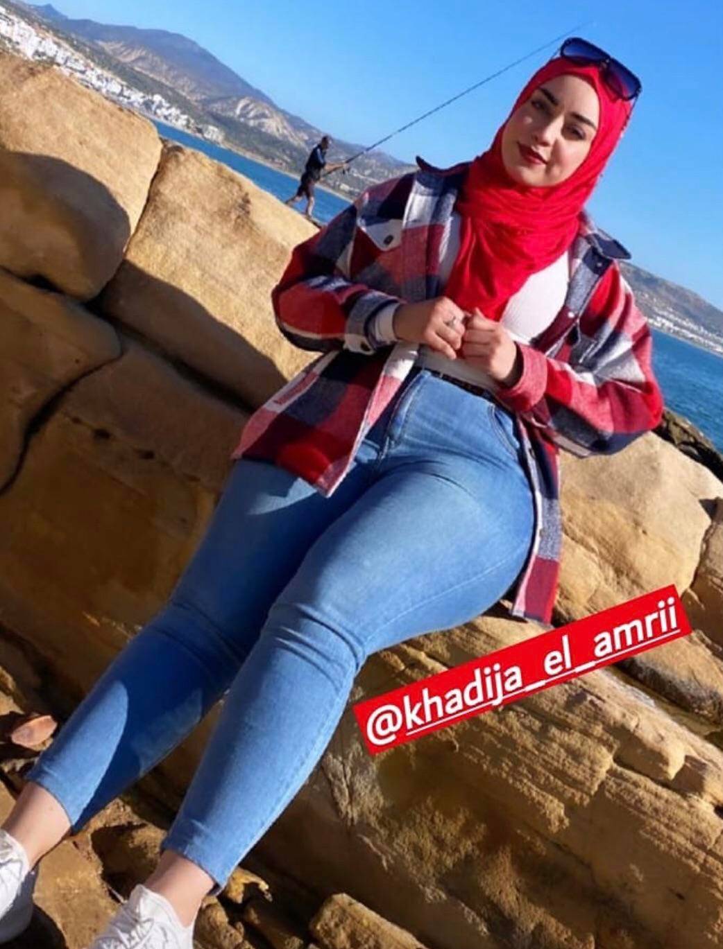 Juicy Hijabi Scrolller