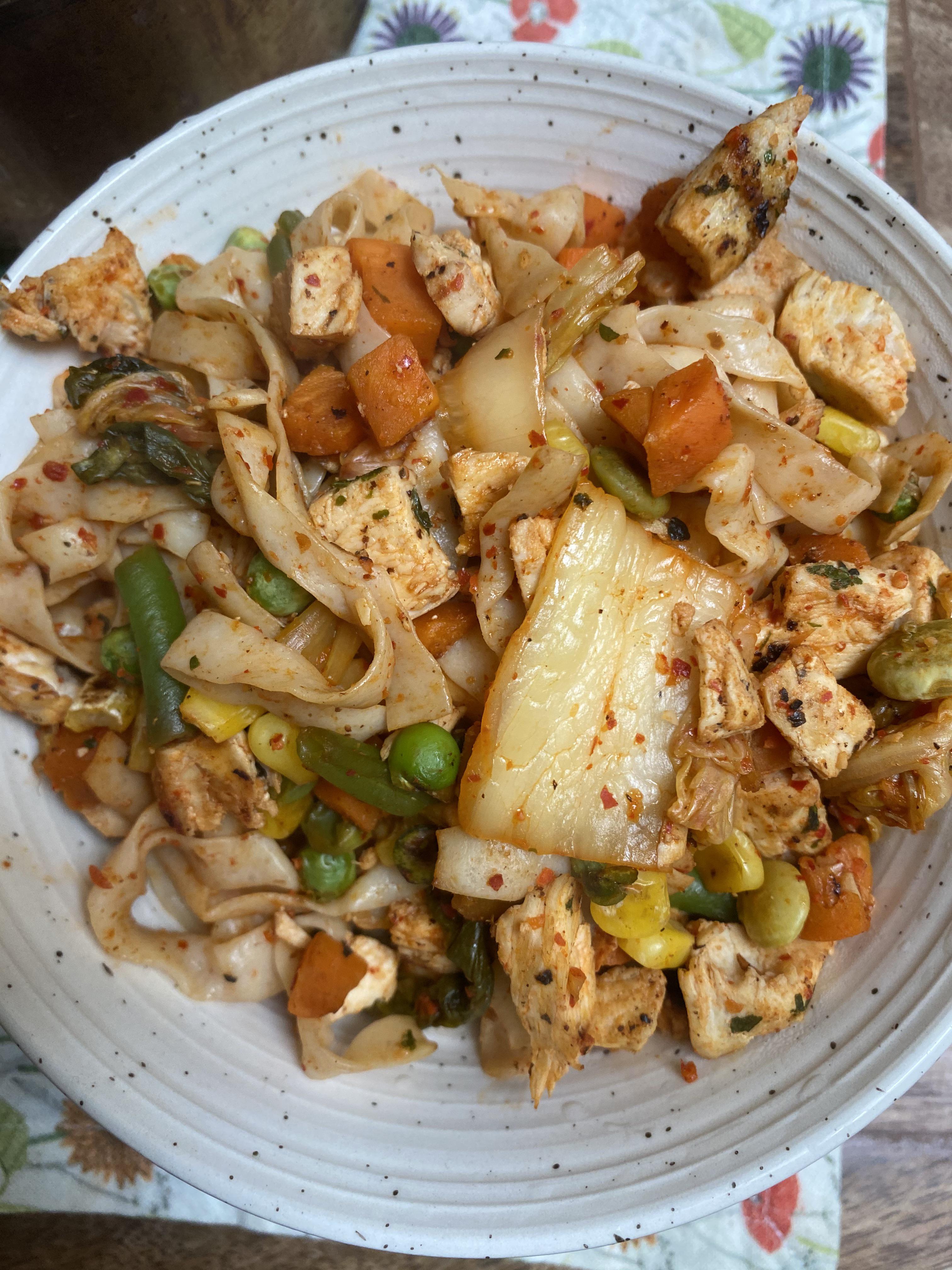 kimchi shirataki noodle stir fry😼 probably like 250 at most bc of the chicken Scrolller