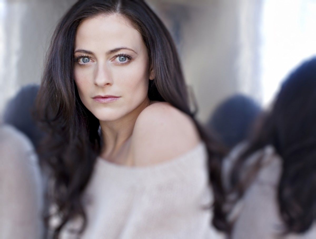 Lara Pulver Scrolller