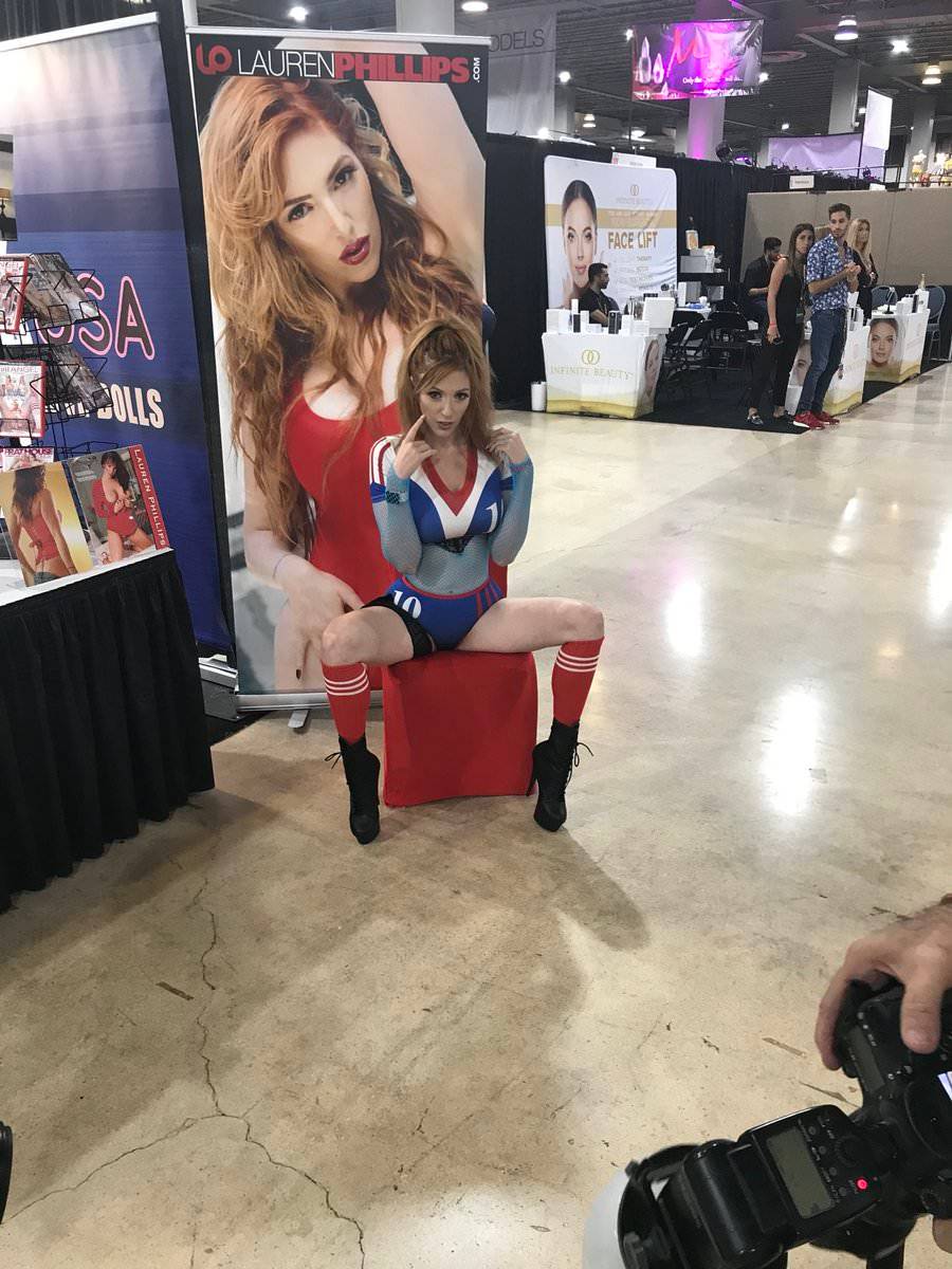 Lauren Phillips At Exxxotica Miami Scrolller