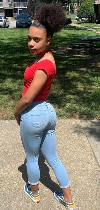 Lightskin Teen In Tight Jeans Scrolller