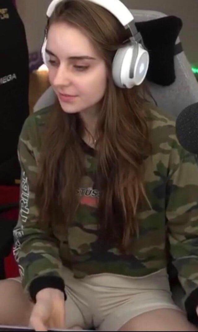 loserfruit-and-her-cameltoe-scrolller
